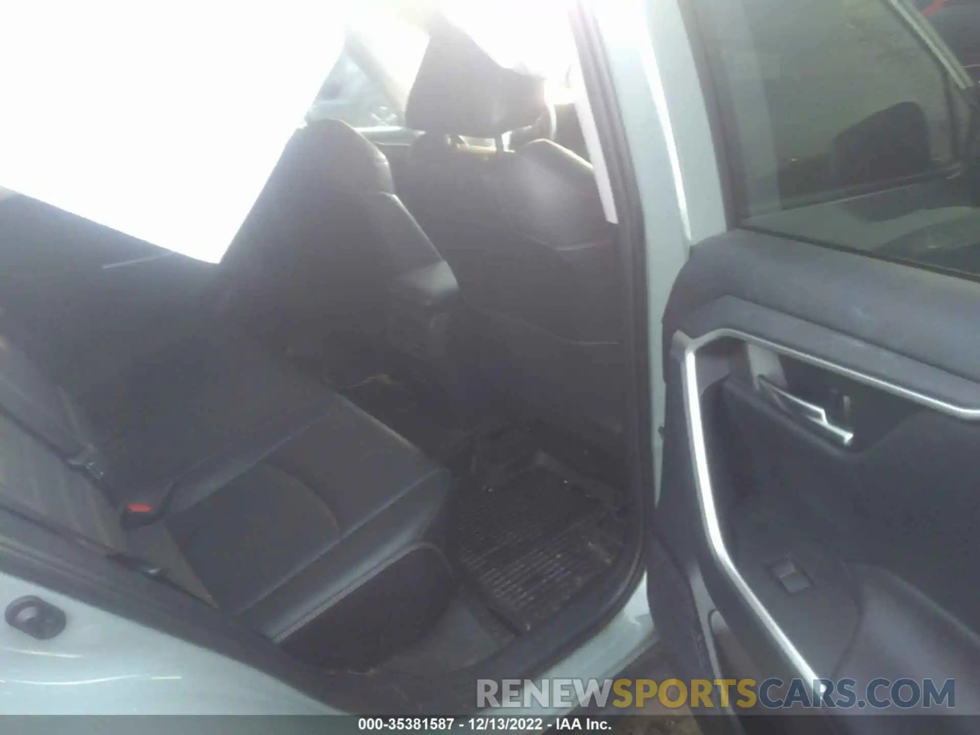 8 Photograph of a damaged car 2T3A1RFV4KC001371 TOYOTA RAV4 2019