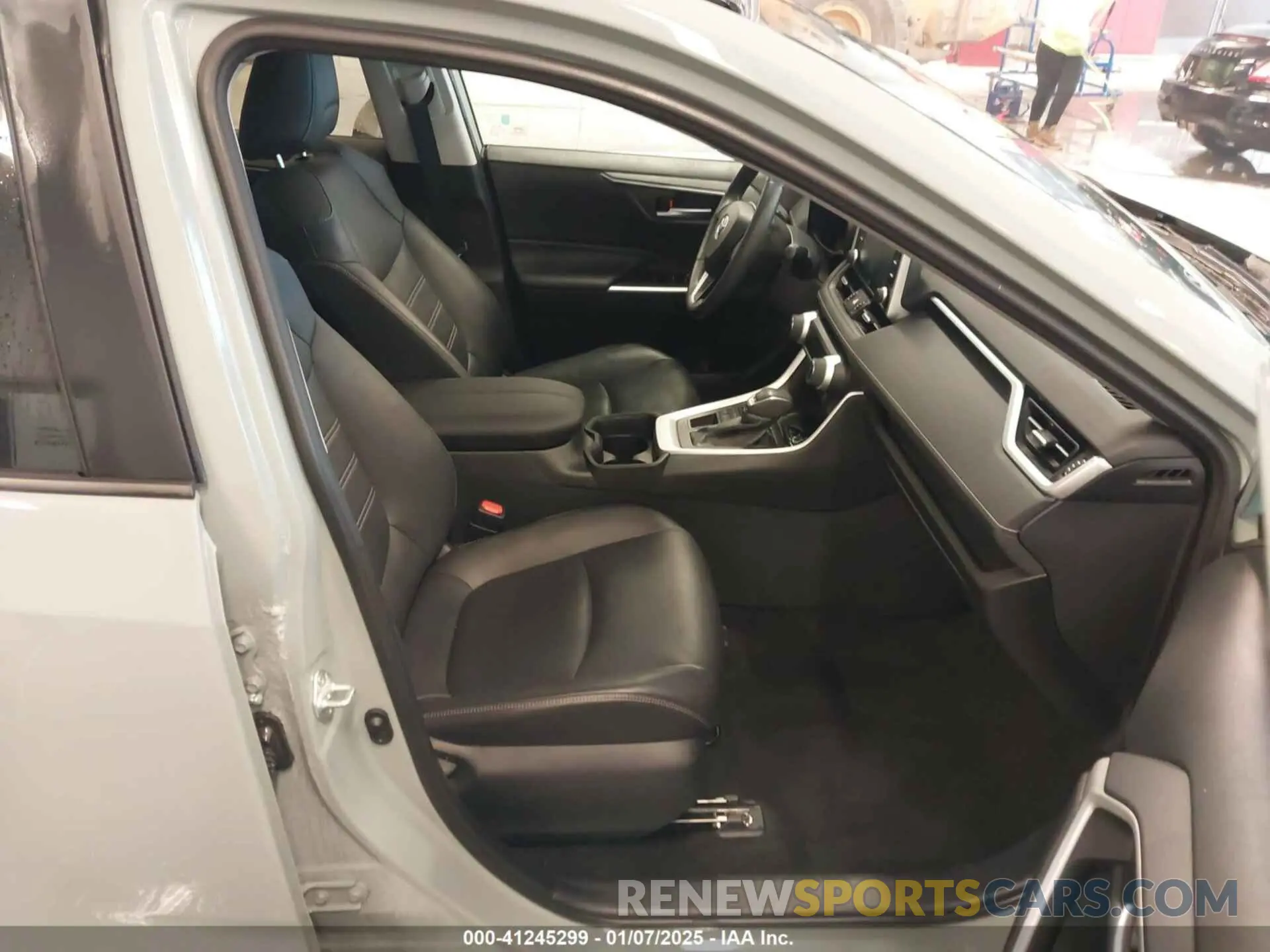 5 Photograph of a damaged car 2T3A1RFV4KW044767 TOYOTA RAV4 2019