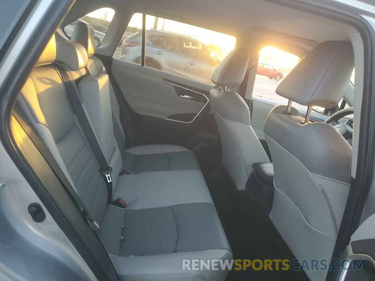 11 Photograph of a damaged car 2T3A1RFV5KW005492 TOYOTA RAV4 2019