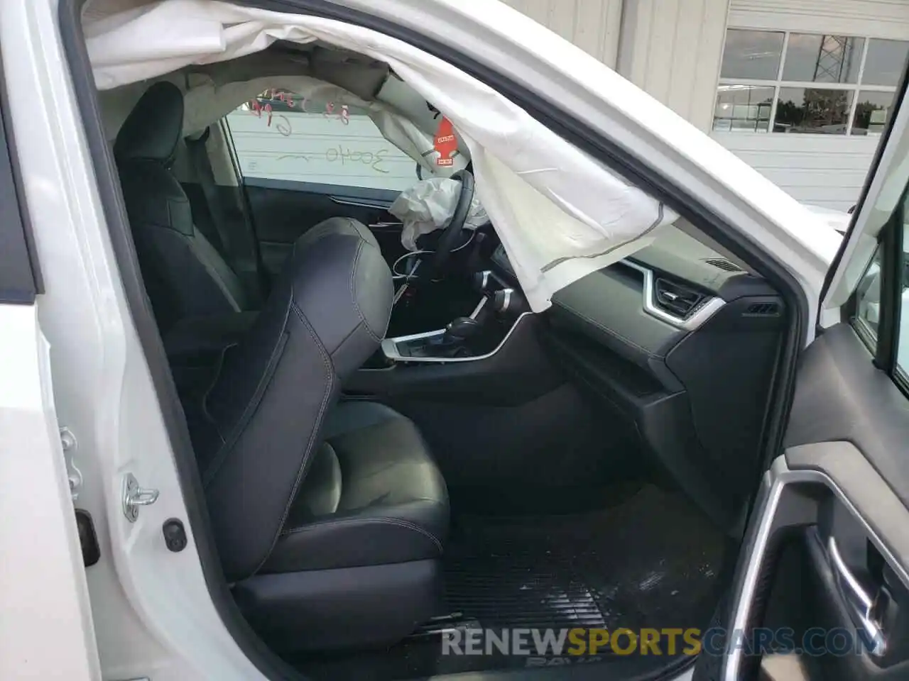 5 Photograph of a damaged car 2T3A1RFV5KW079706 TOYOTA RAV4 2019