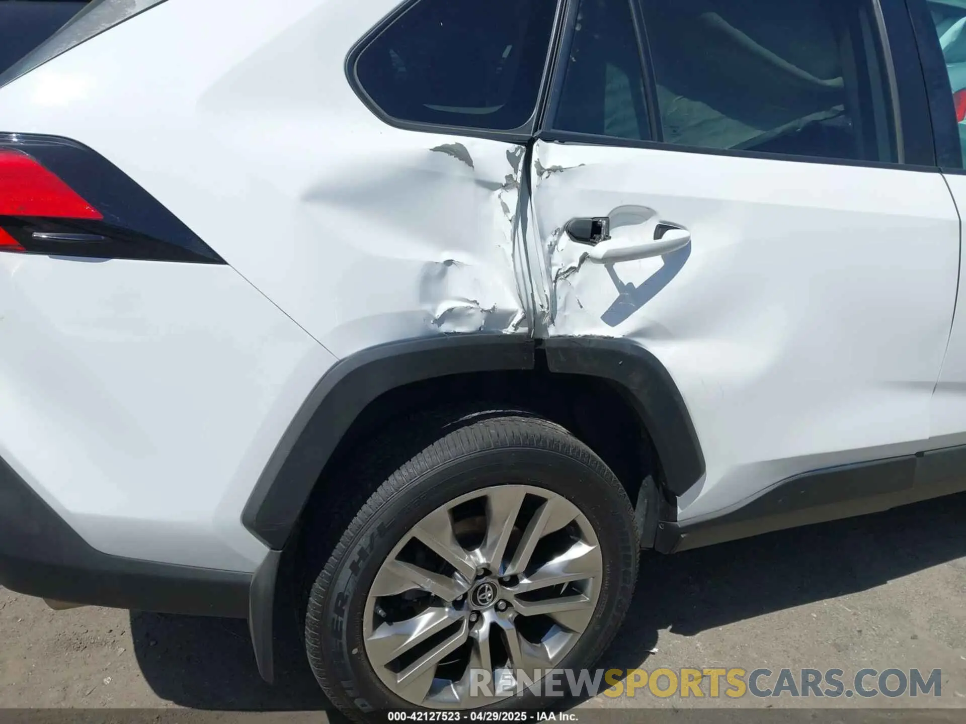 12 Photograph of a damaged car 2T3A1RFV8KW063483 TOYOTA RAV4 2019