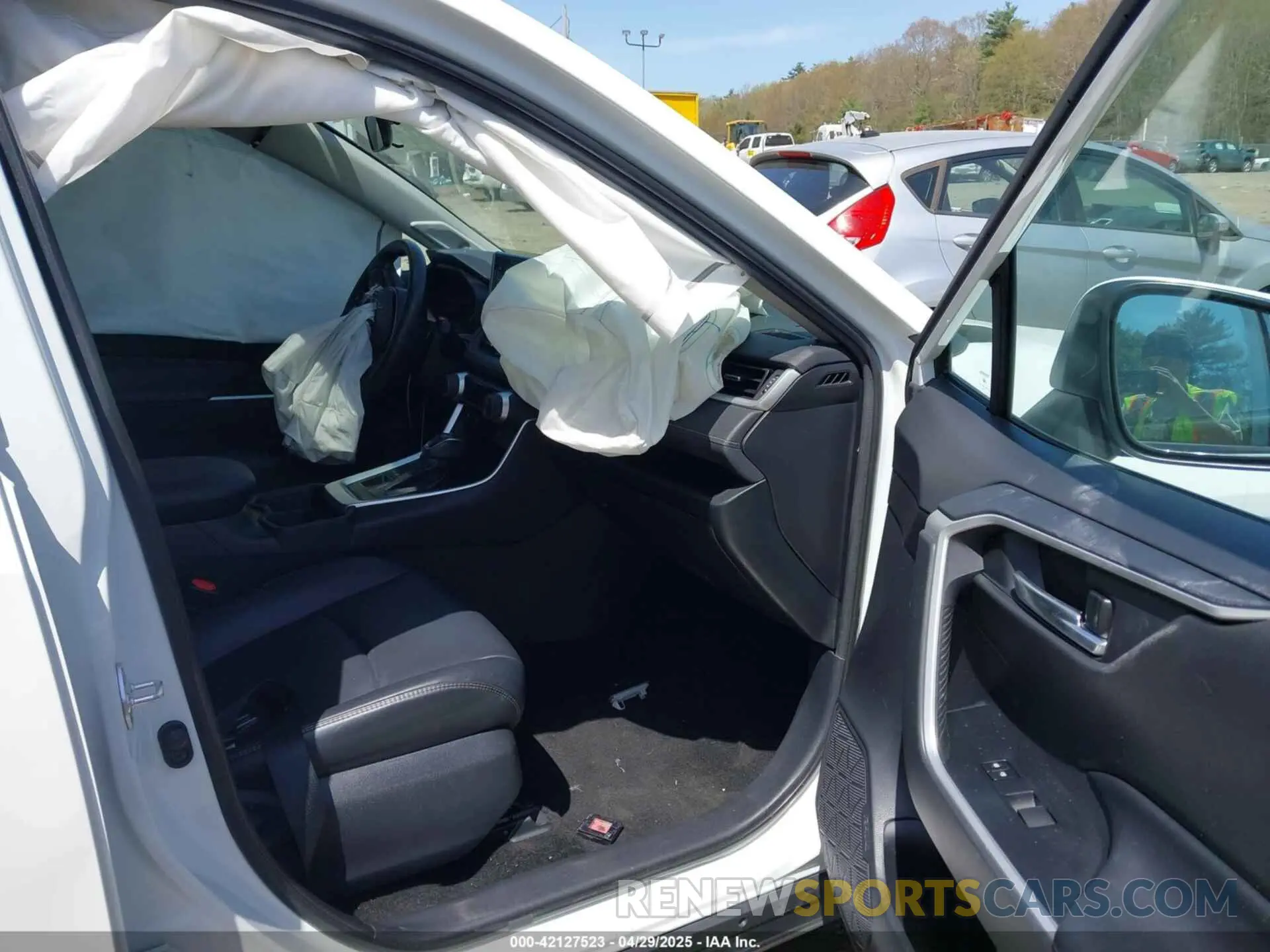 5 Photograph of a damaged car 2T3A1RFV8KW063483 TOYOTA RAV4 2019