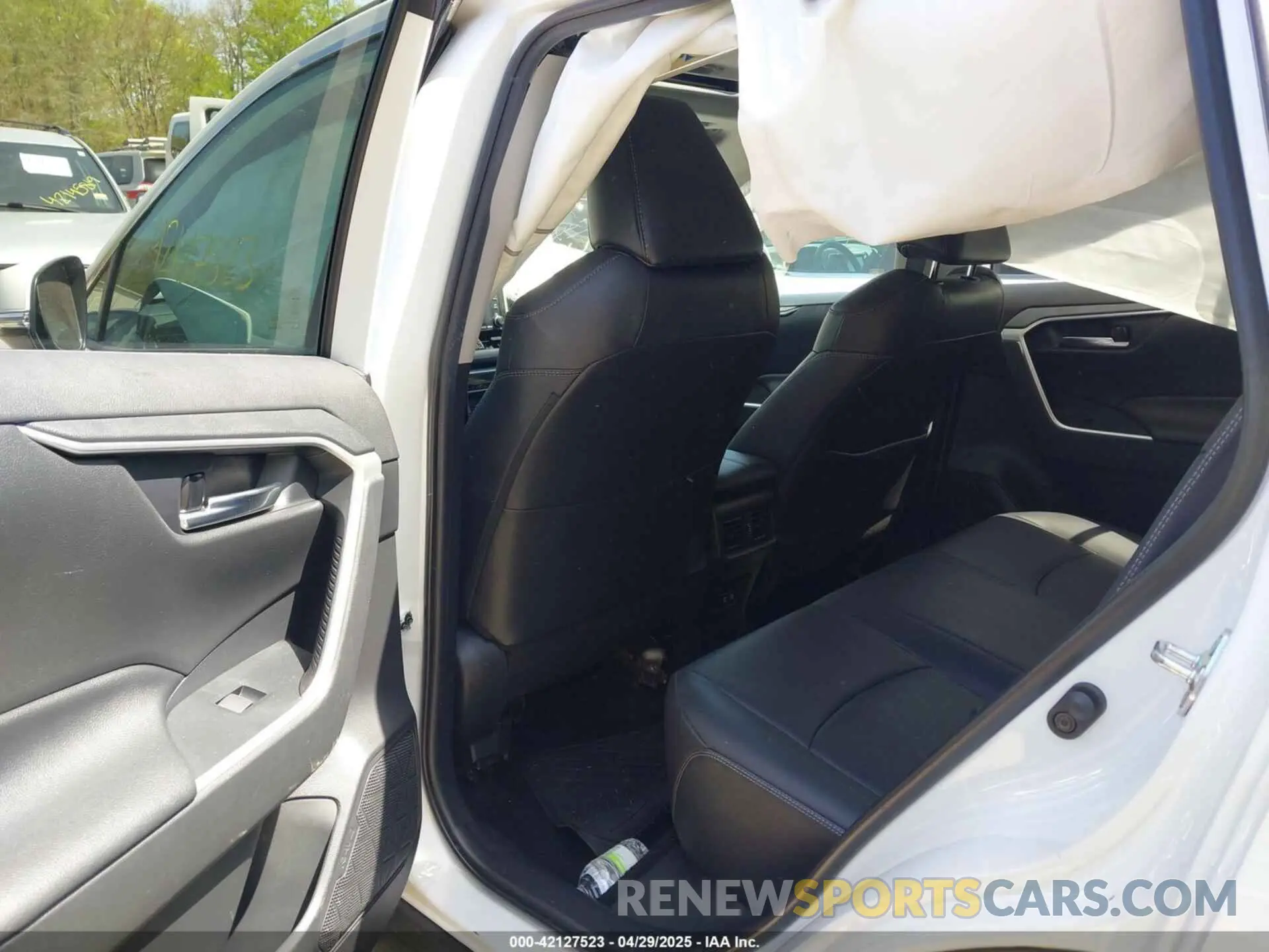 8 Photograph of a damaged car 2T3A1RFV8KW063483 TOYOTA RAV4 2019