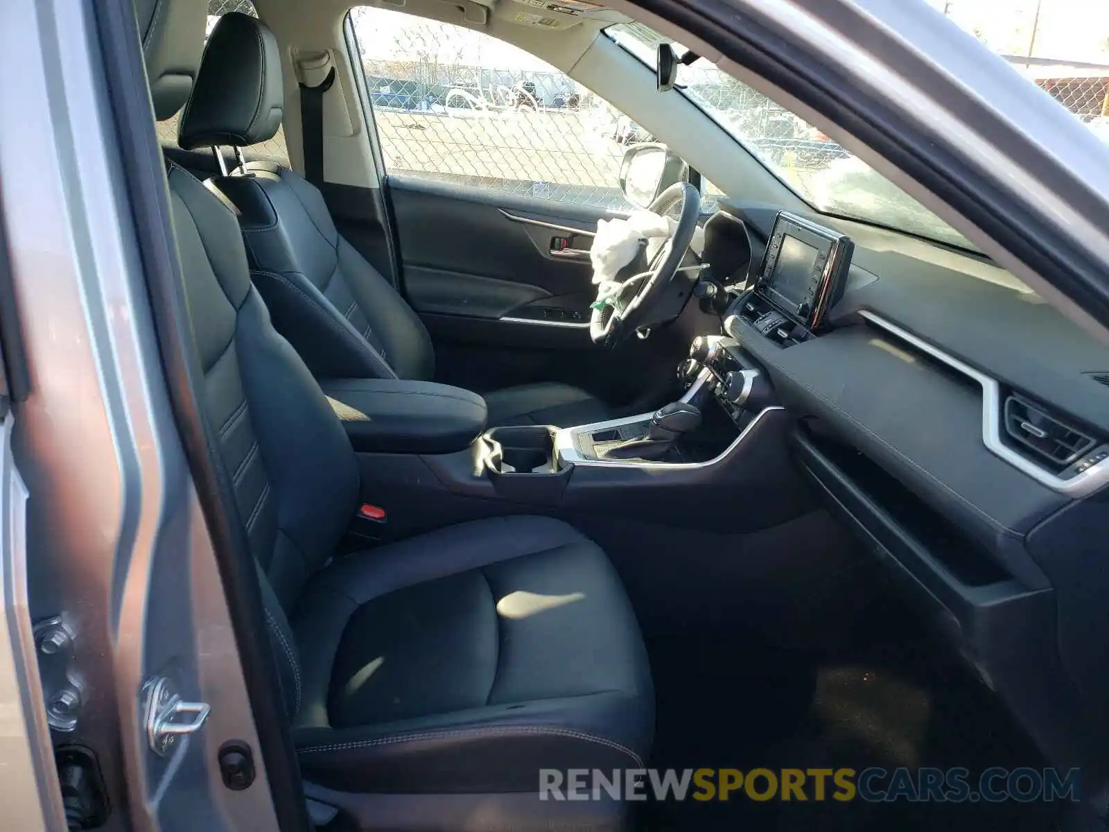 5 Photograph of a damaged car 2T3A1RFV8KW077660 TOYOTA RAV4 2019