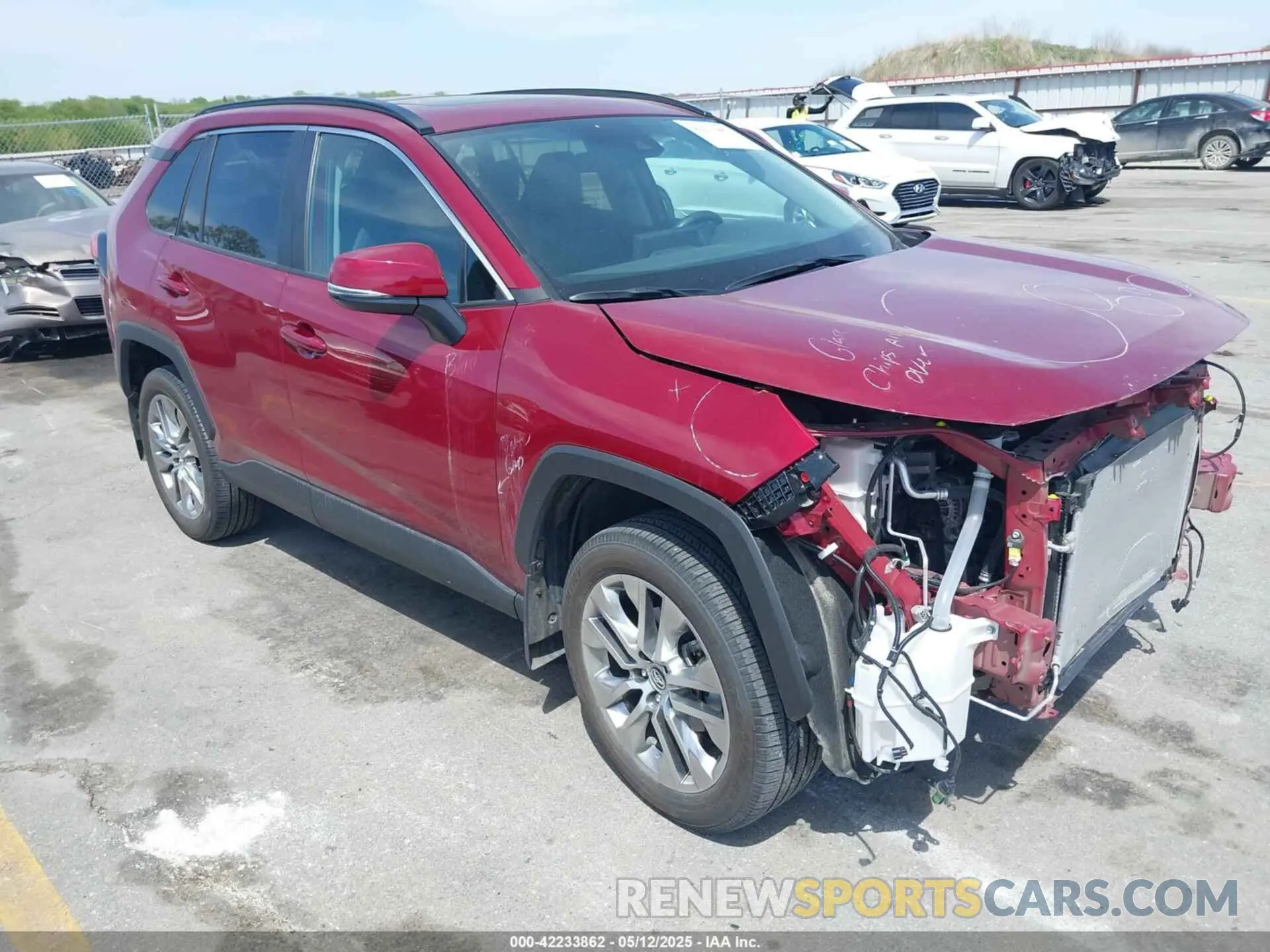1 Photograph of a damaged car 2T3A1RFV8KW080641 TOYOTA RAV4 2019