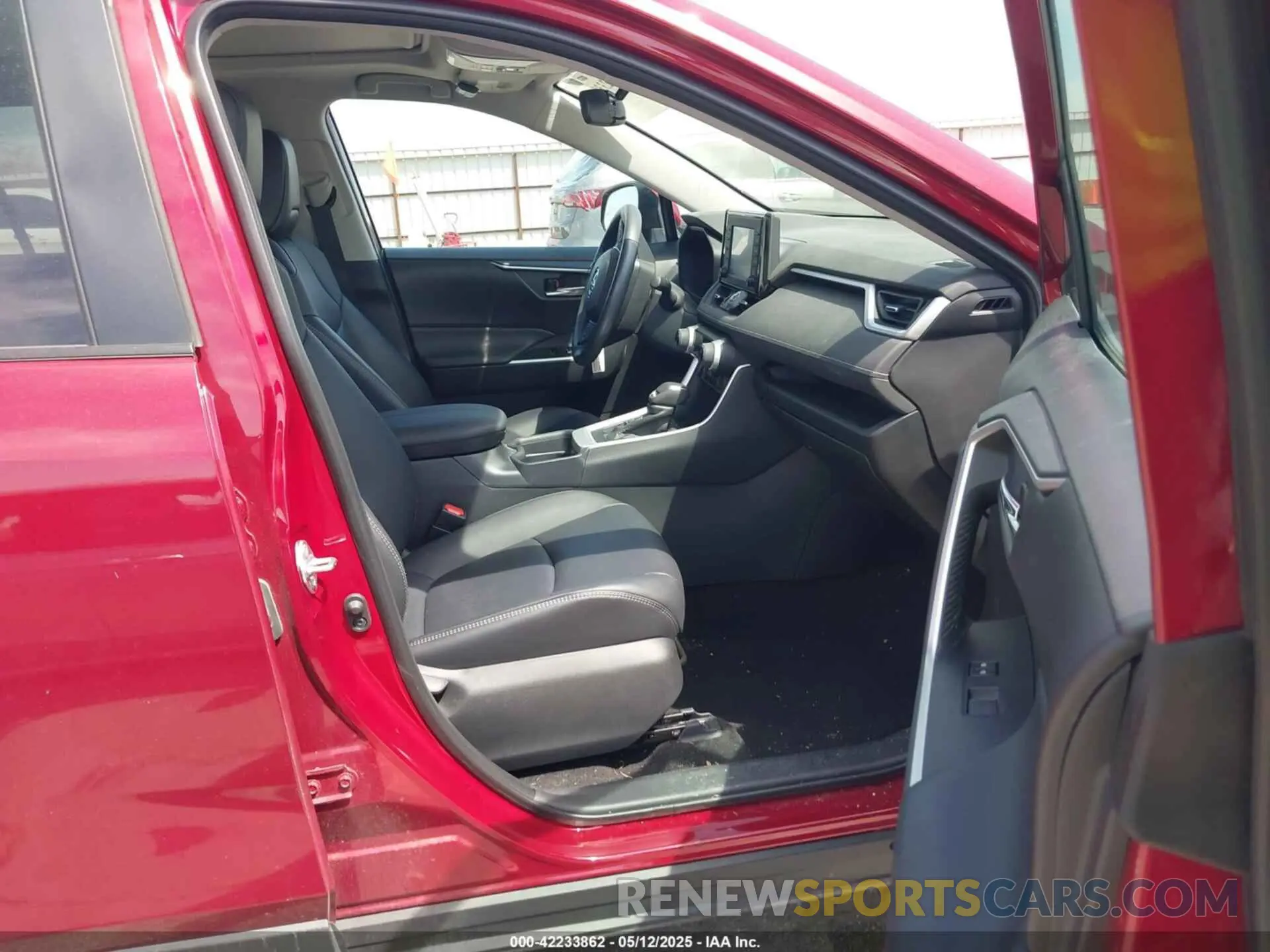 5 Photograph of a damaged car 2T3A1RFV8KW080641 TOYOTA RAV4 2019