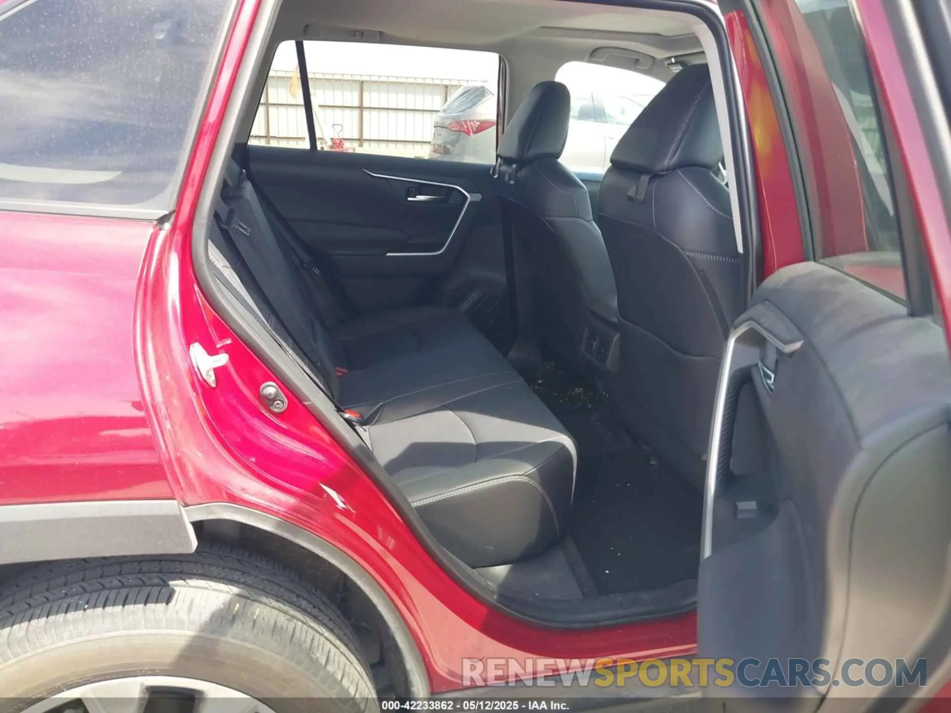 8 Photograph of a damaged car 2T3A1RFV8KW080641 TOYOTA RAV4 2019