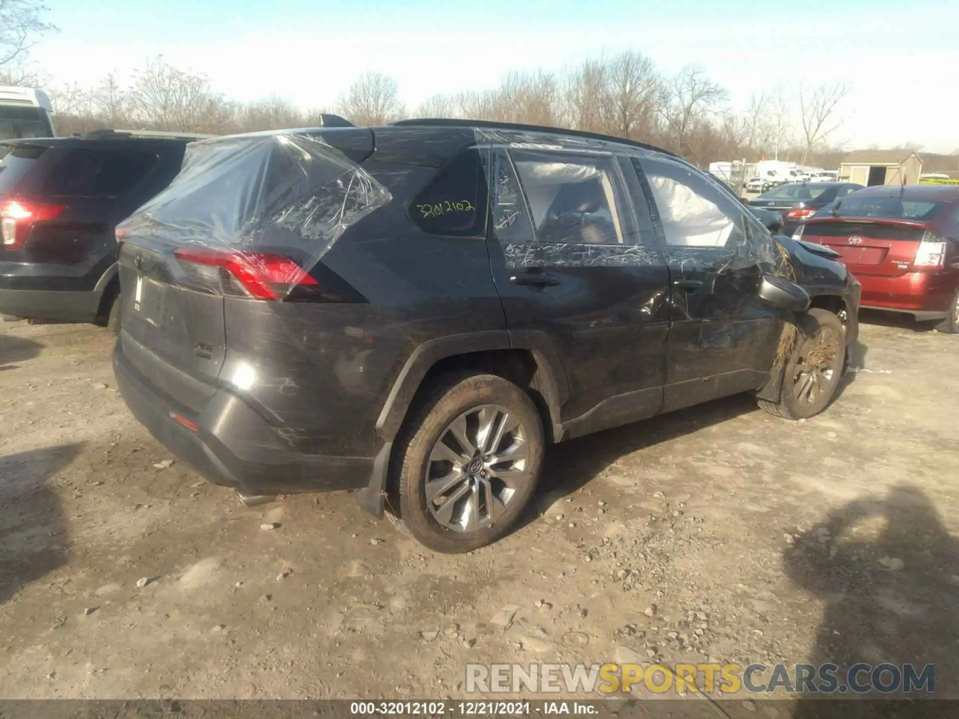 4 Photograph of a damaged car 2T3A1RFV9KW054081 TOYOTA RAV4 2019