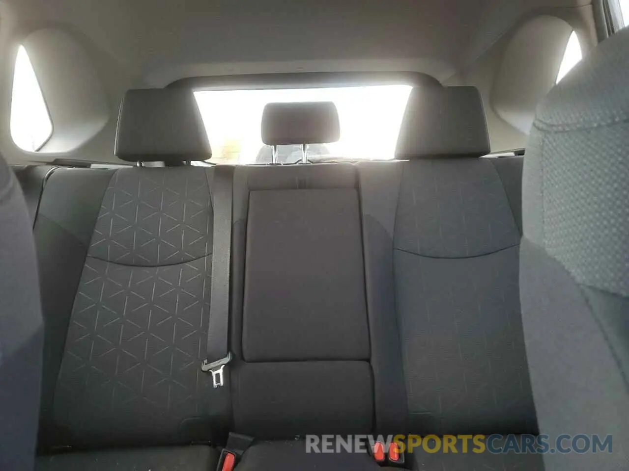 10 Photograph of a damaged car 2T3B1RFV0KW018655 TOYOTA RAV4 2019