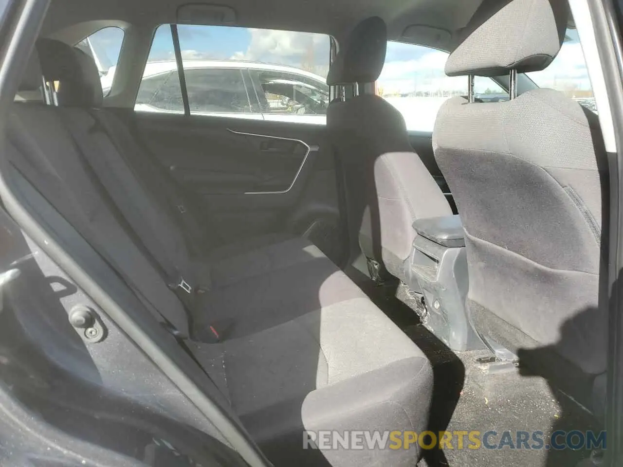 11 Photograph of a damaged car 2T3B1RFV0KW018655 TOYOTA RAV4 2019