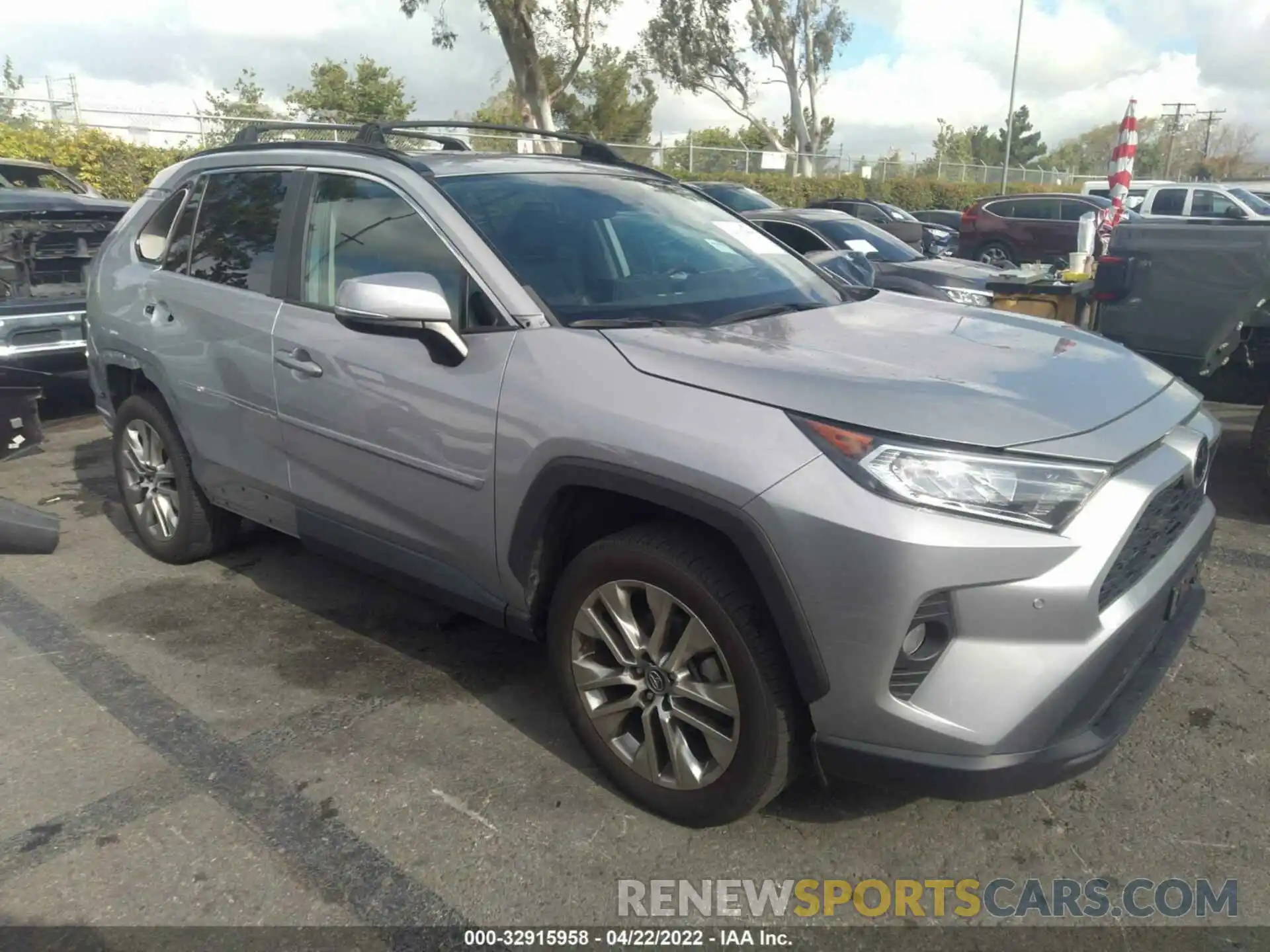 1 Photograph of a damaged car 2T3C1RFV1KW020774 TOYOTA RAV4 2019