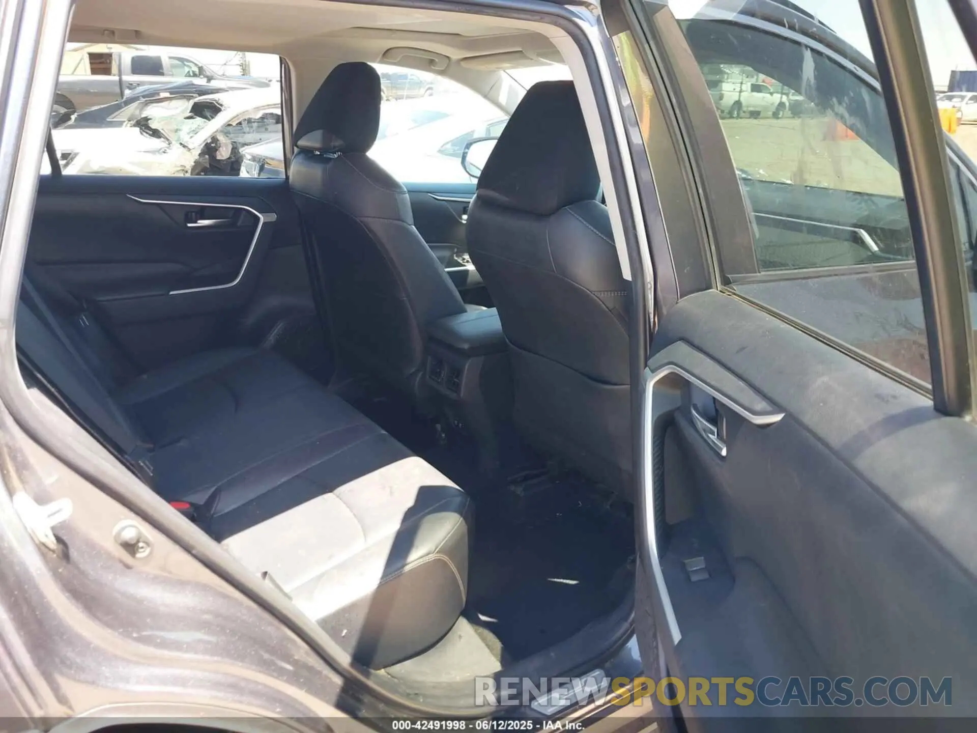 8 Photograph of a damaged car 2T3C1RFV5KC002988 TOYOTA RAV4 2019