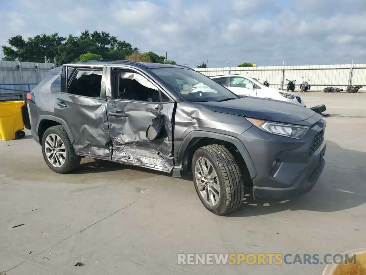 4 Photograph of a damaged car 2T3C1RFV5KC003039 TOYOTA RAV4 2019