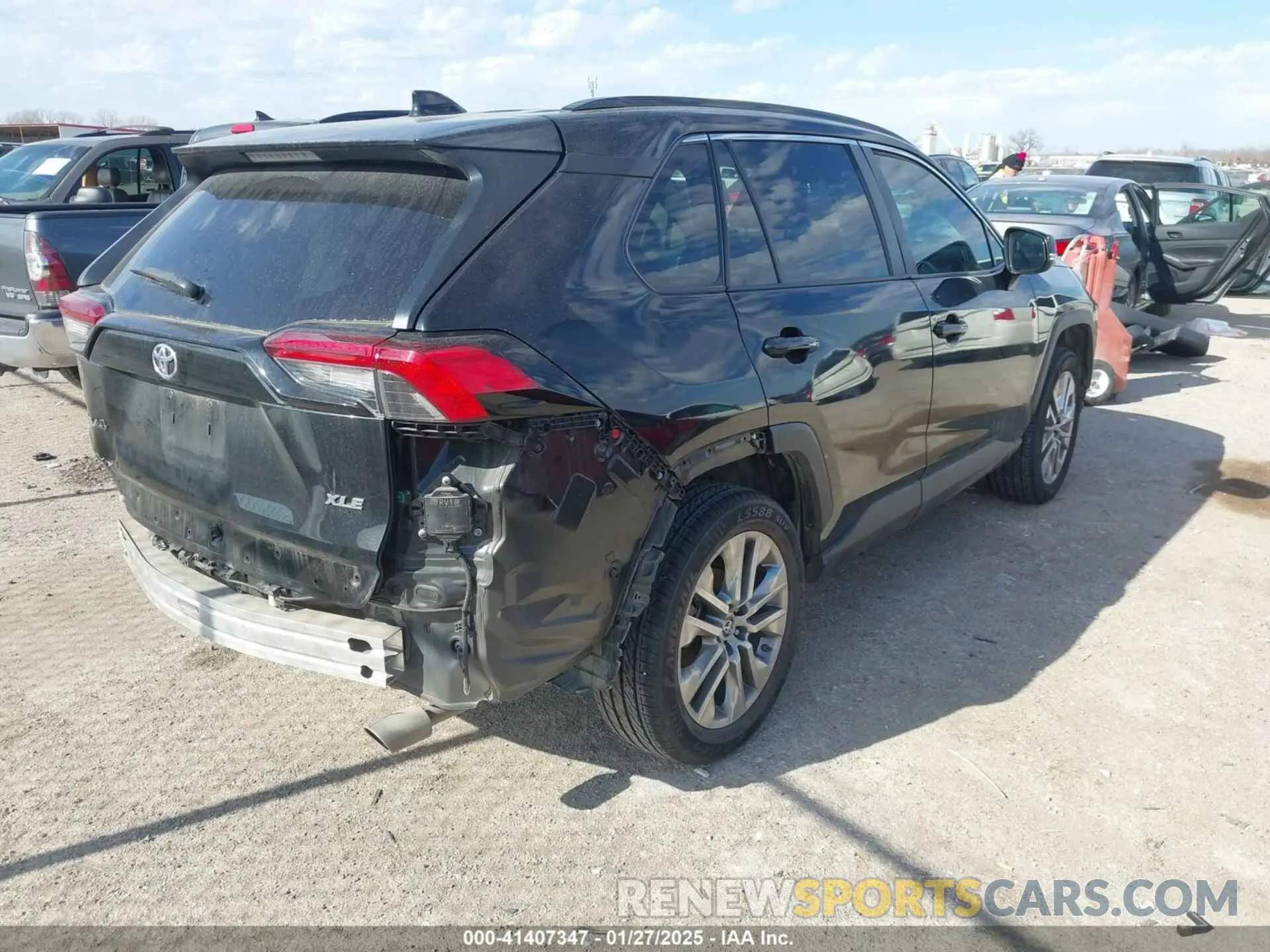 4 Photograph of a damaged car 2T3C1RFV5KC023727 TOYOTA RAV4 2019