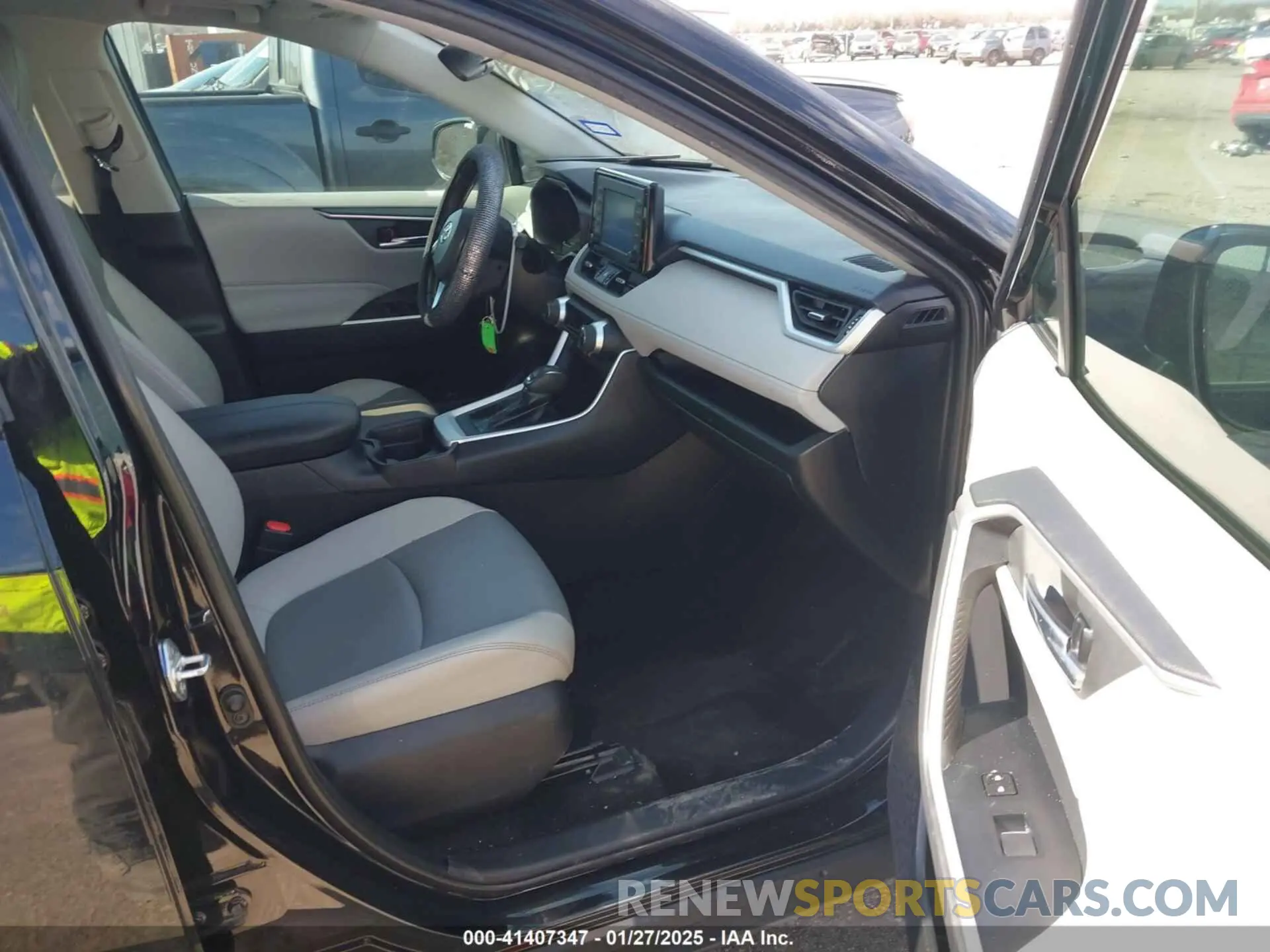 5 Photograph of a damaged car 2T3C1RFV5KC023727 TOYOTA RAV4 2019