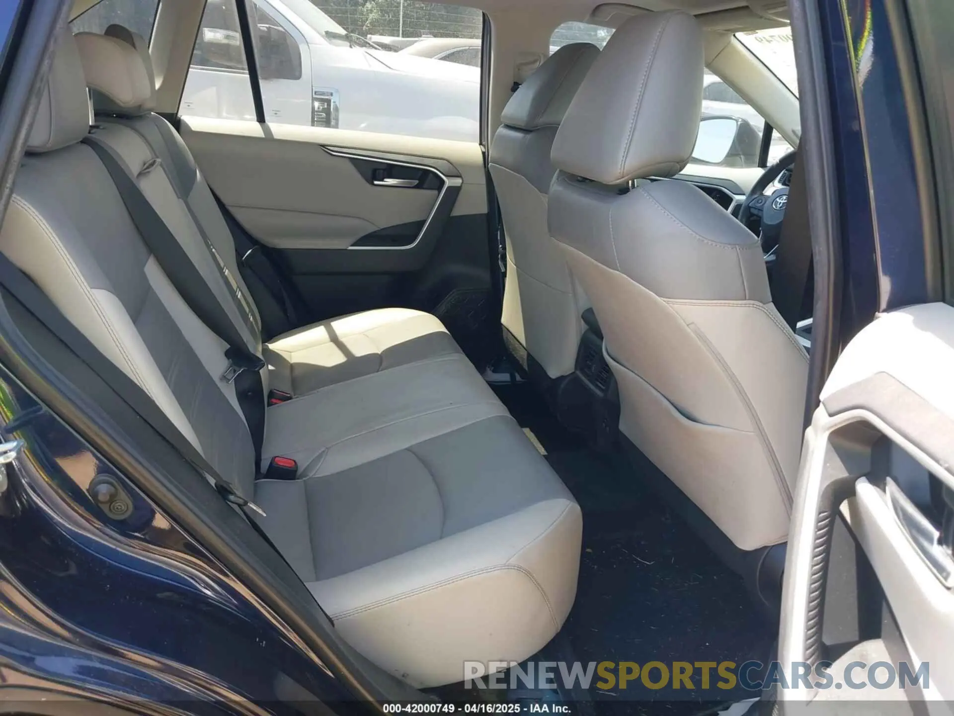 8 Photograph of a damaged car 2T3C1RFV7KW031438 TOYOTA RAV4 2019