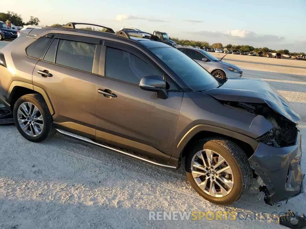 4 Photograph of a damaged car 2T3C1RFV7KW040611 TOYOTA RAV4 2019