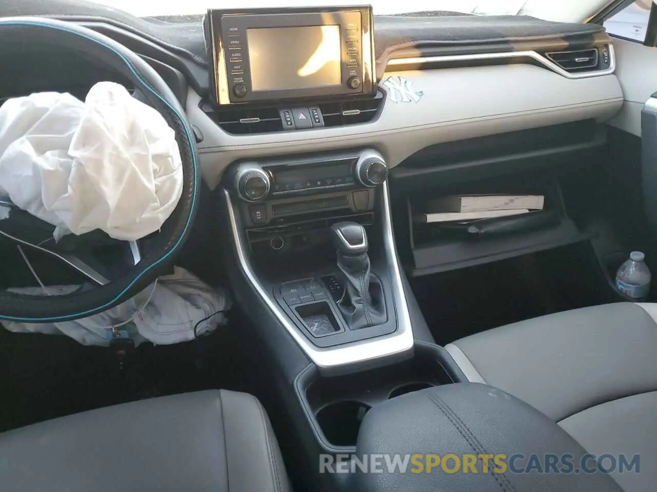 8 Photograph of a damaged car 2T3C1RFV7KW040611 TOYOTA RAV4 2019