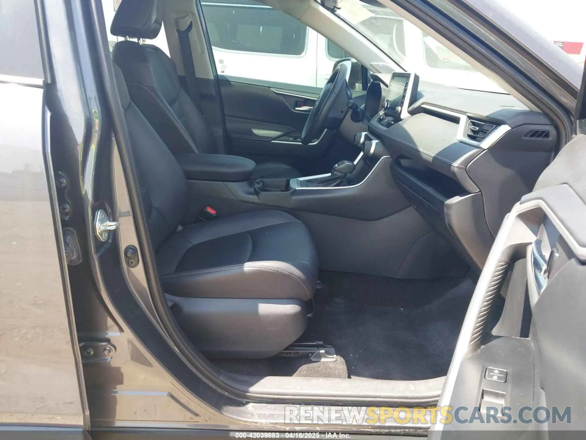5 Photograph of a damaged car 2T3C1RFV8KW034994 TOYOTA RAV4 2019