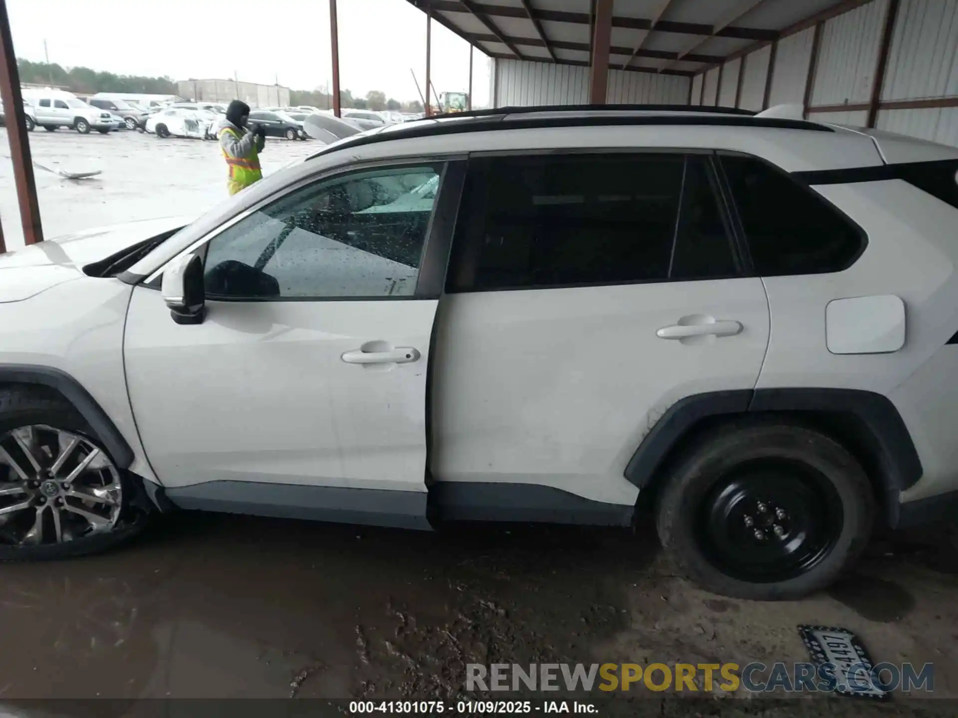 14 Photograph of a damaged car 2T3C1RFV9KC007255 TOYOTA RAV4 2019