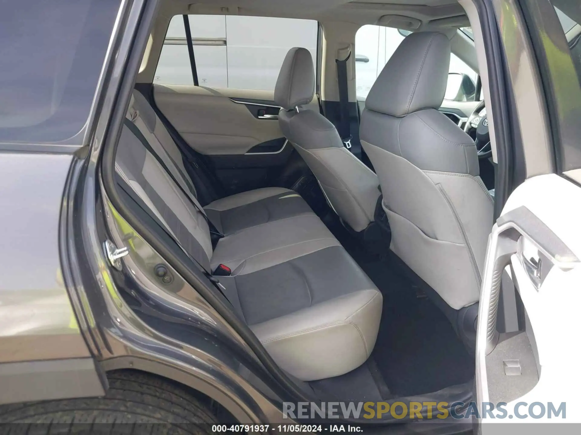 8 Photograph of a damaged car 2T3C1RFV9KW007173 TOYOTA RAV4 2019