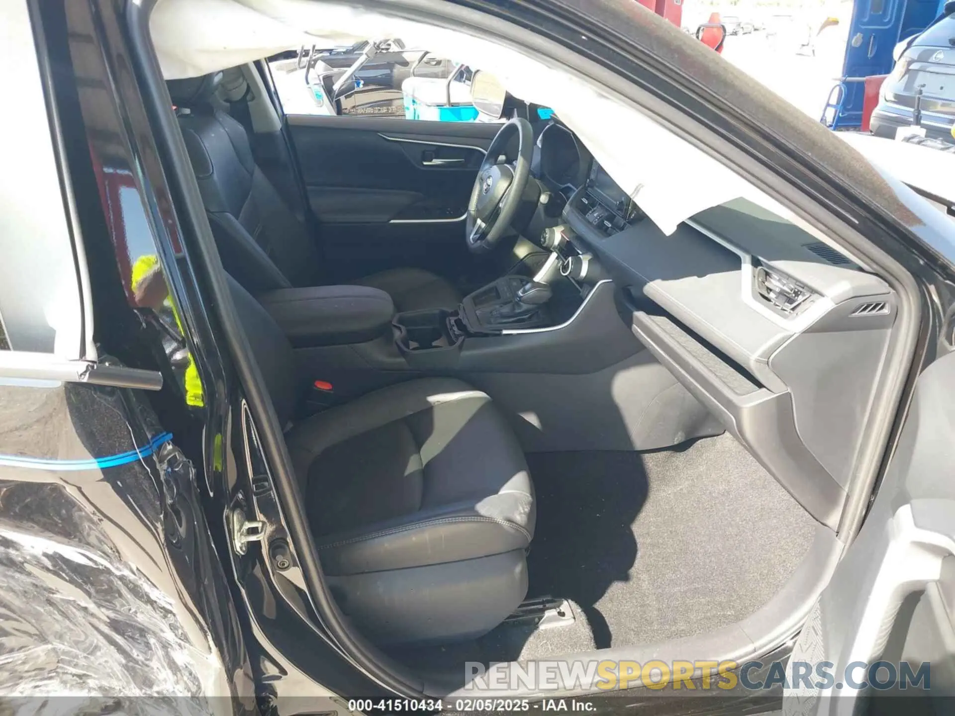 5 Photograph of a damaged car 2T3C1RFVXKW023284 TOYOTA RAV4 2019