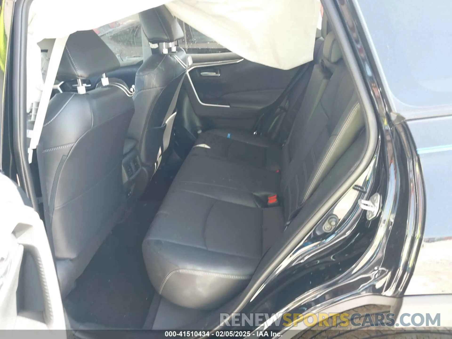 8 Photograph of a damaged car 2T3C1RFVXKW023284 TOYOTA RAV4 2019