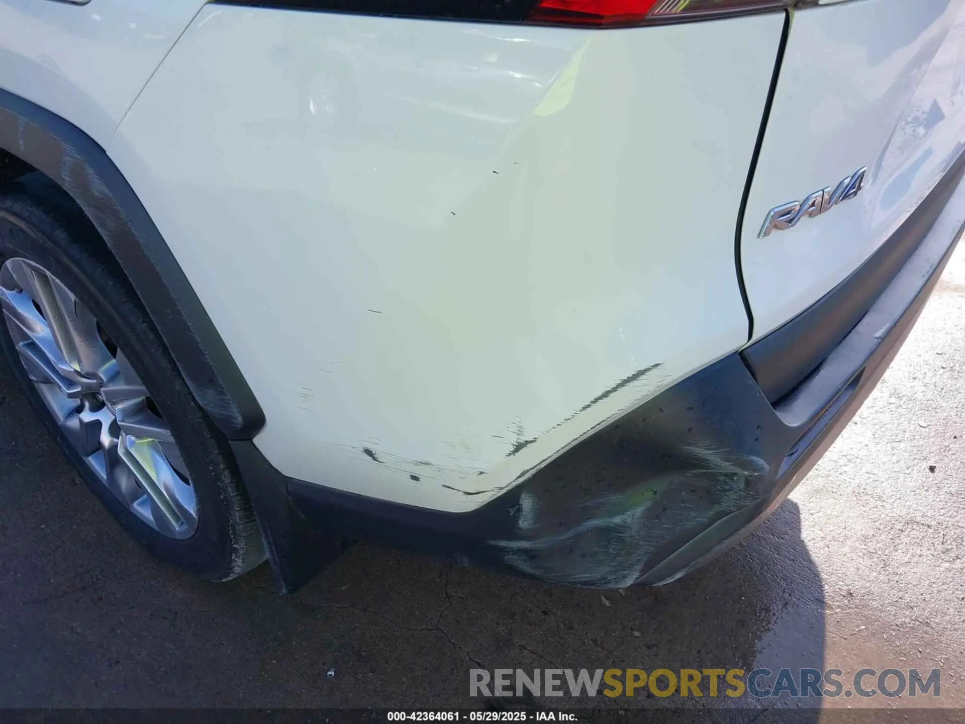 18 Photograph of a damaged car 2T3C1RFVXKW047889 TOYOTA RAV4 2019