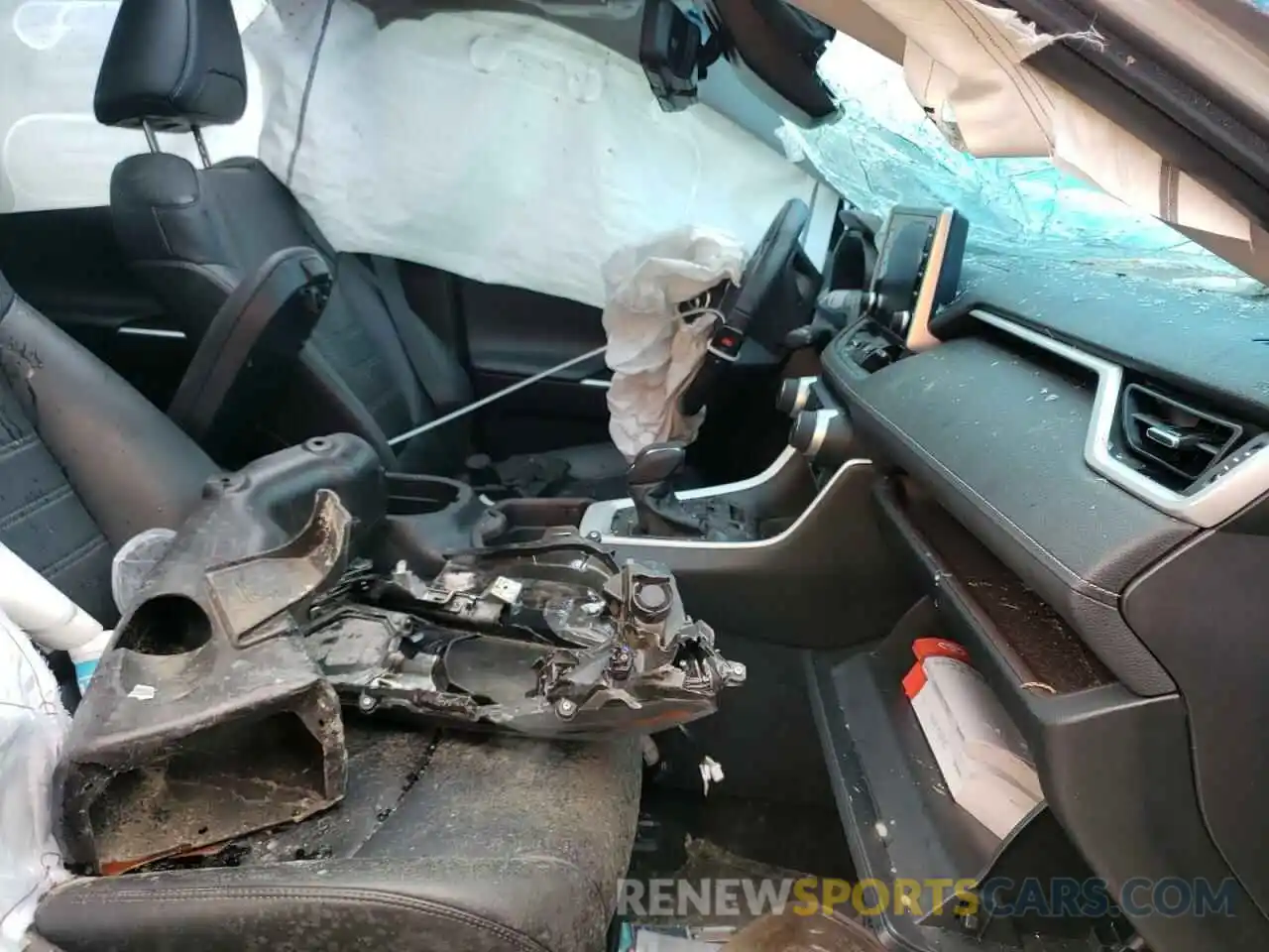 5 Photograph of a damaged car 2T3DWRFV0KW043646 TOYOTA RAV4 2019