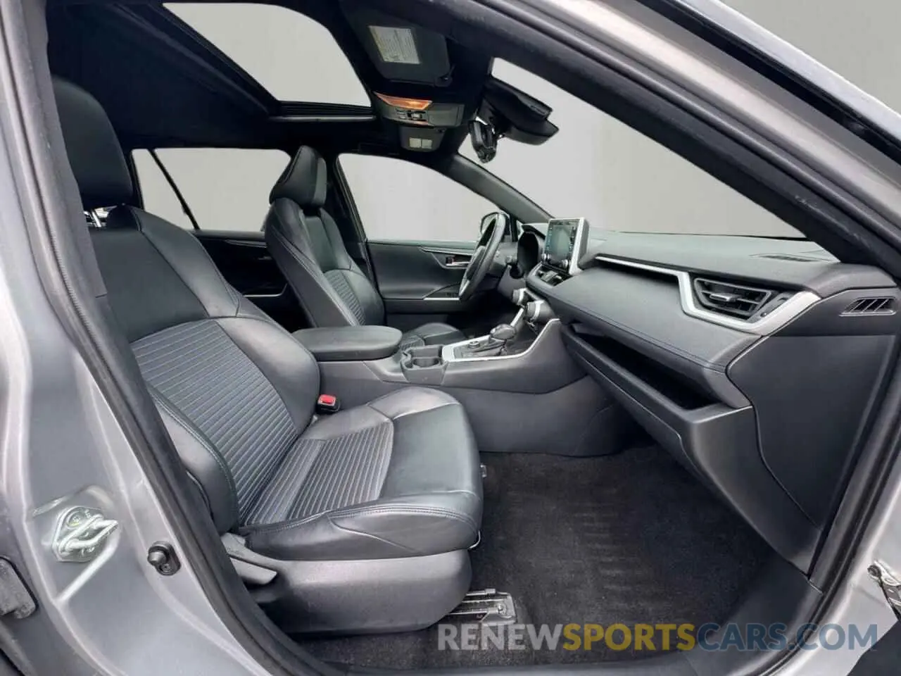5 Photograph of a damaged car 2T3EWRFV2KW038629 TOYOTA RAV4 2019