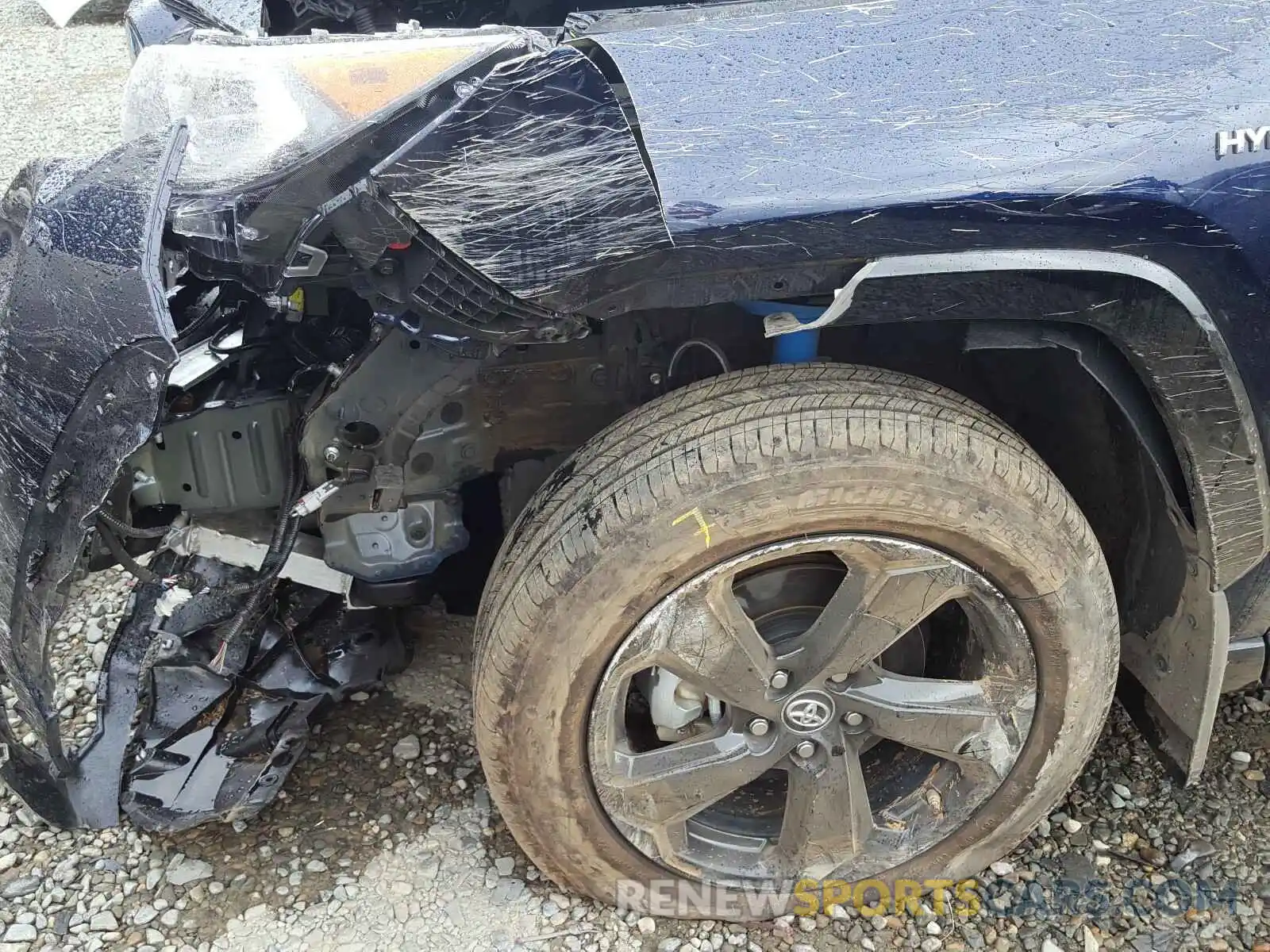 9 Photograph of a damaged car 2T3EWRFV4KW043217 TOYOTA RAV4 2019