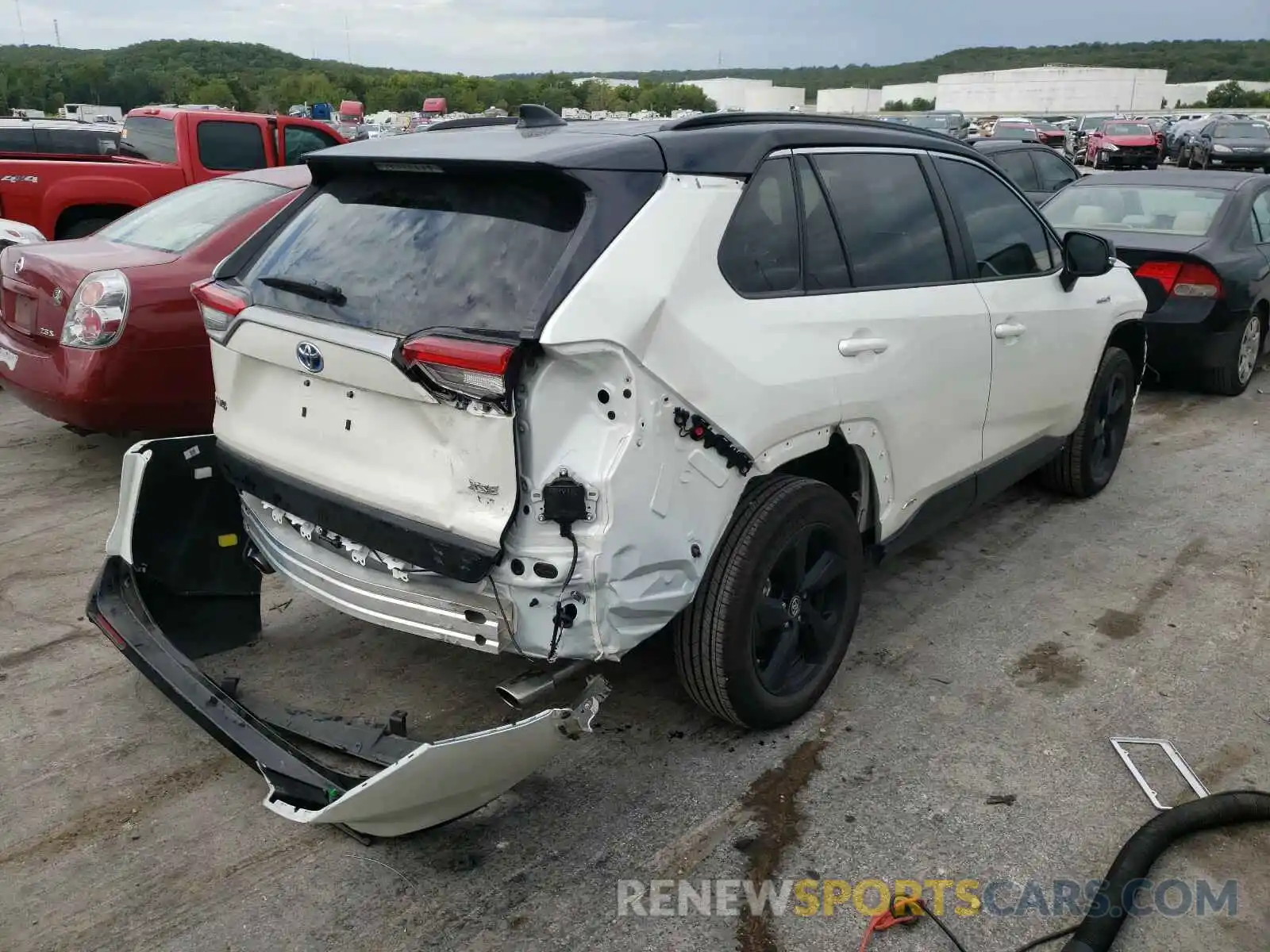 4 Photograph of a damaged car 2T3EWRFV5KW044330 TOYOTA RAV4 2019