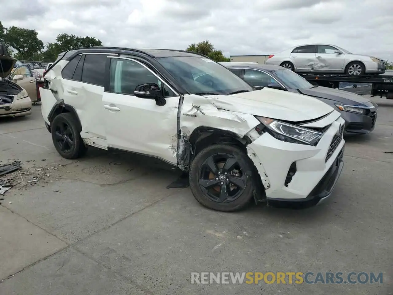 4 Photograph of a damaged car 2T3EWRFV7KW031840 TOYOTA RAV4 2019