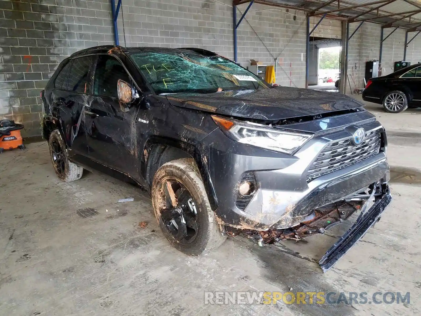 1 Photograph of a damaged car 2T3EWRFV9KW015459 TOYOTA RAV4 2019