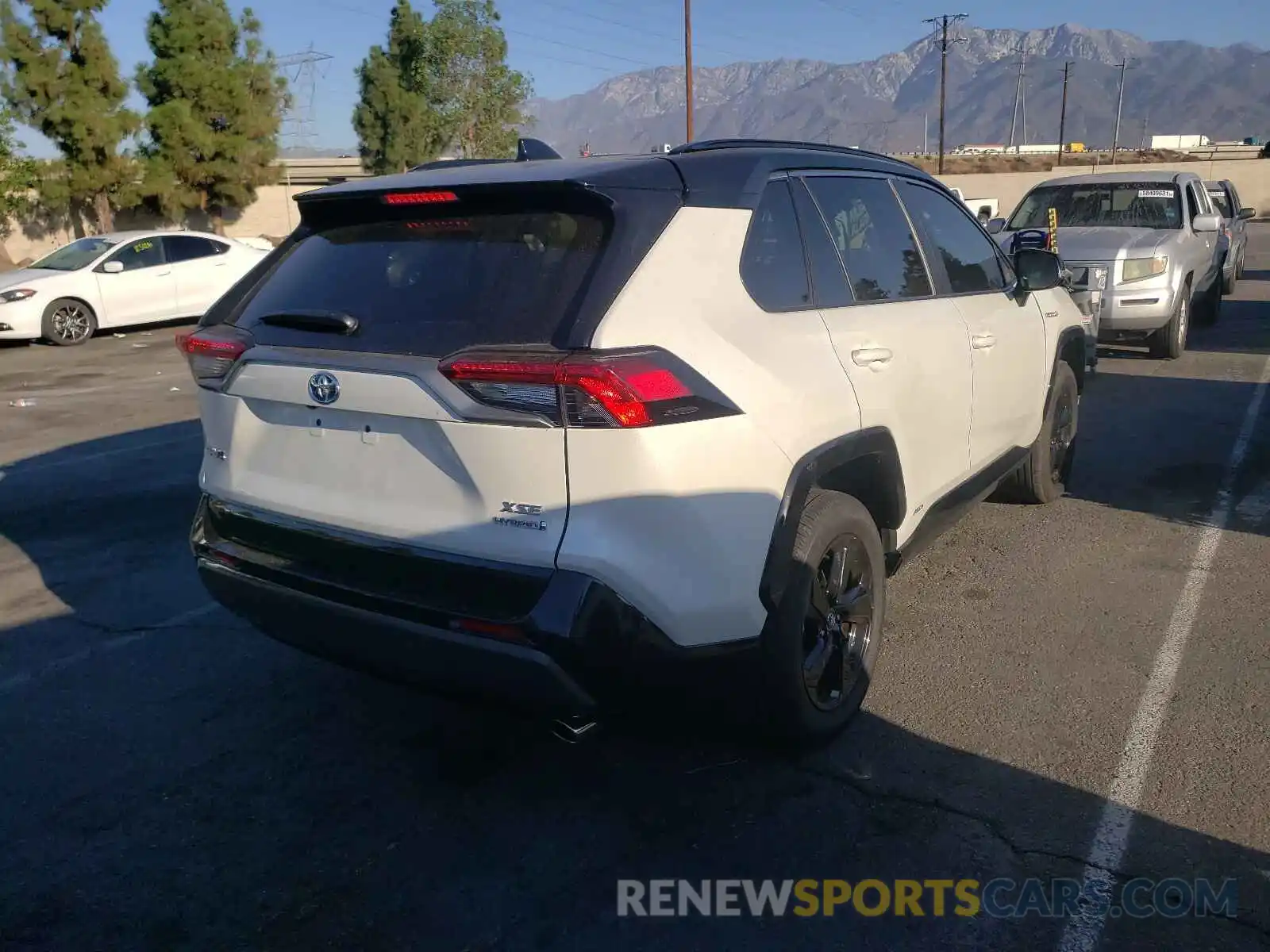 4 Photograph of a damaged car 2T3EWRFVXKW031671 TOYOTA RAV4 2019