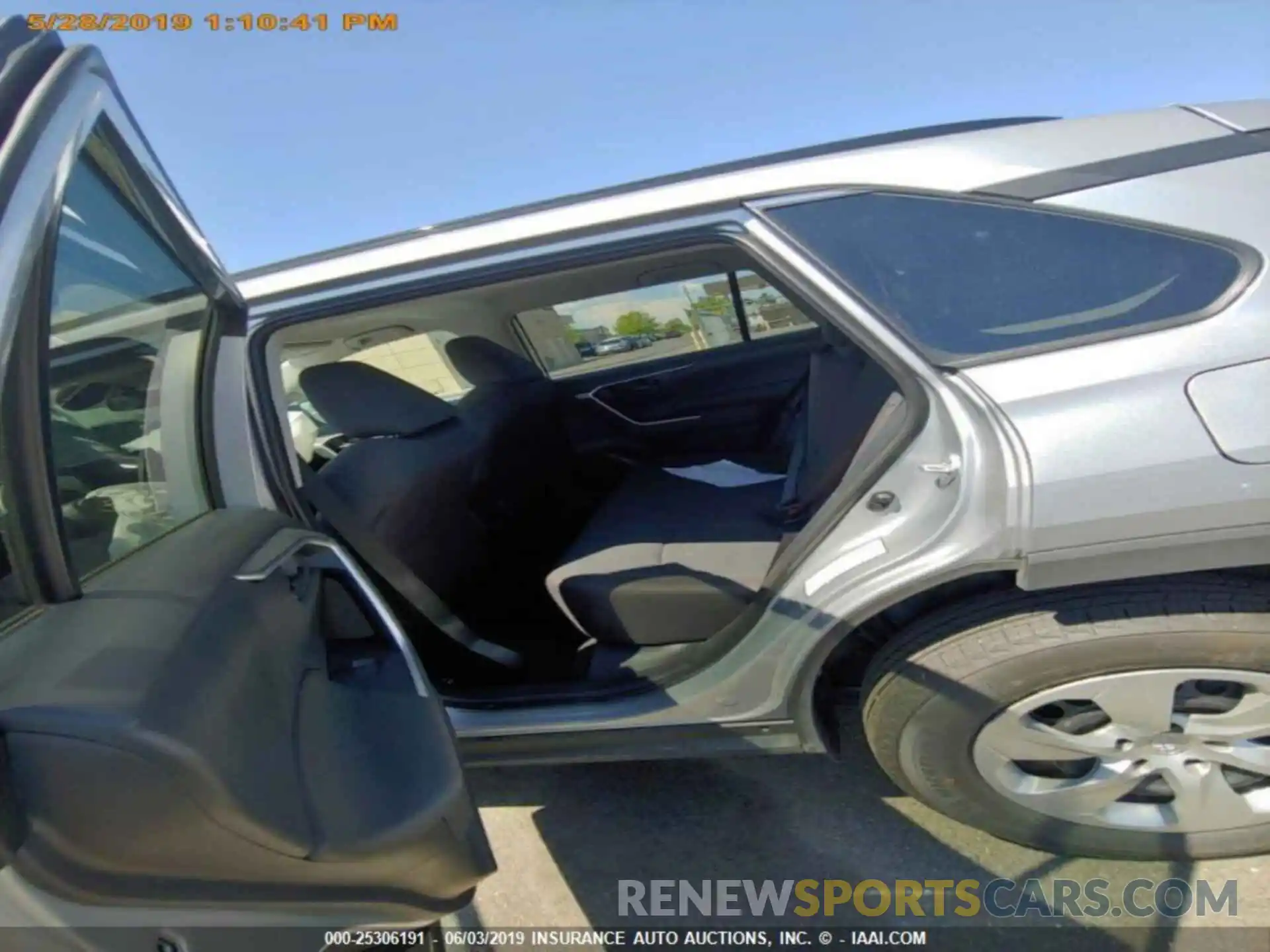 11 Photograph of a damaged car 2T3F1RFV0KW007186 TOYOTA RAV4 2019