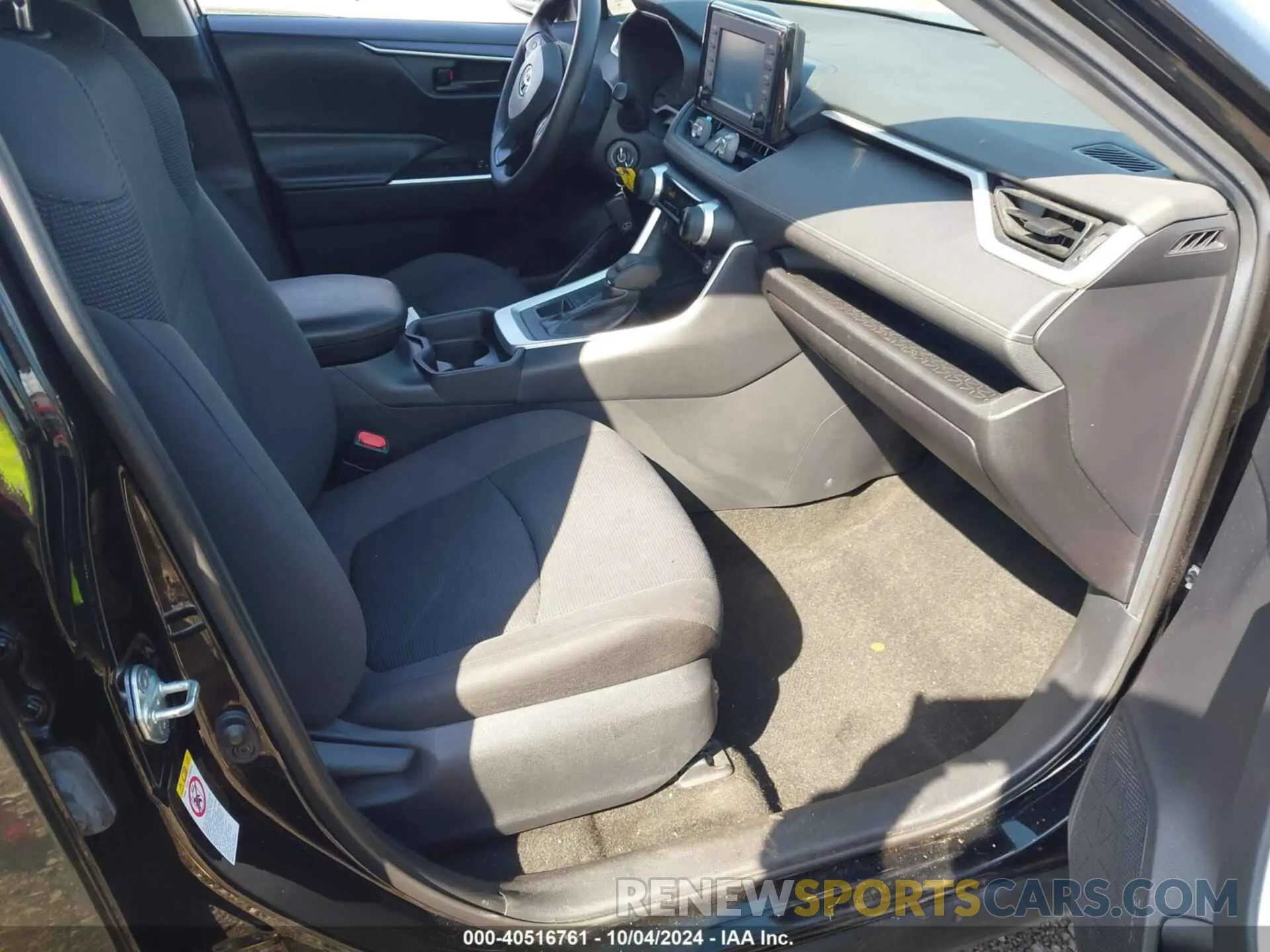 5 Photograph of a damaged car 2T3F1RFV0KW033710 TOYOTA RAV4 2019