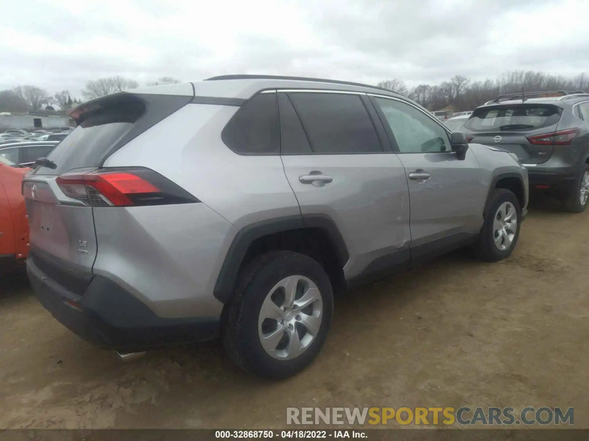 4 Photograph of a damaged car 2T3F1RFV0KW047025 TOYOTA RAV4 2019