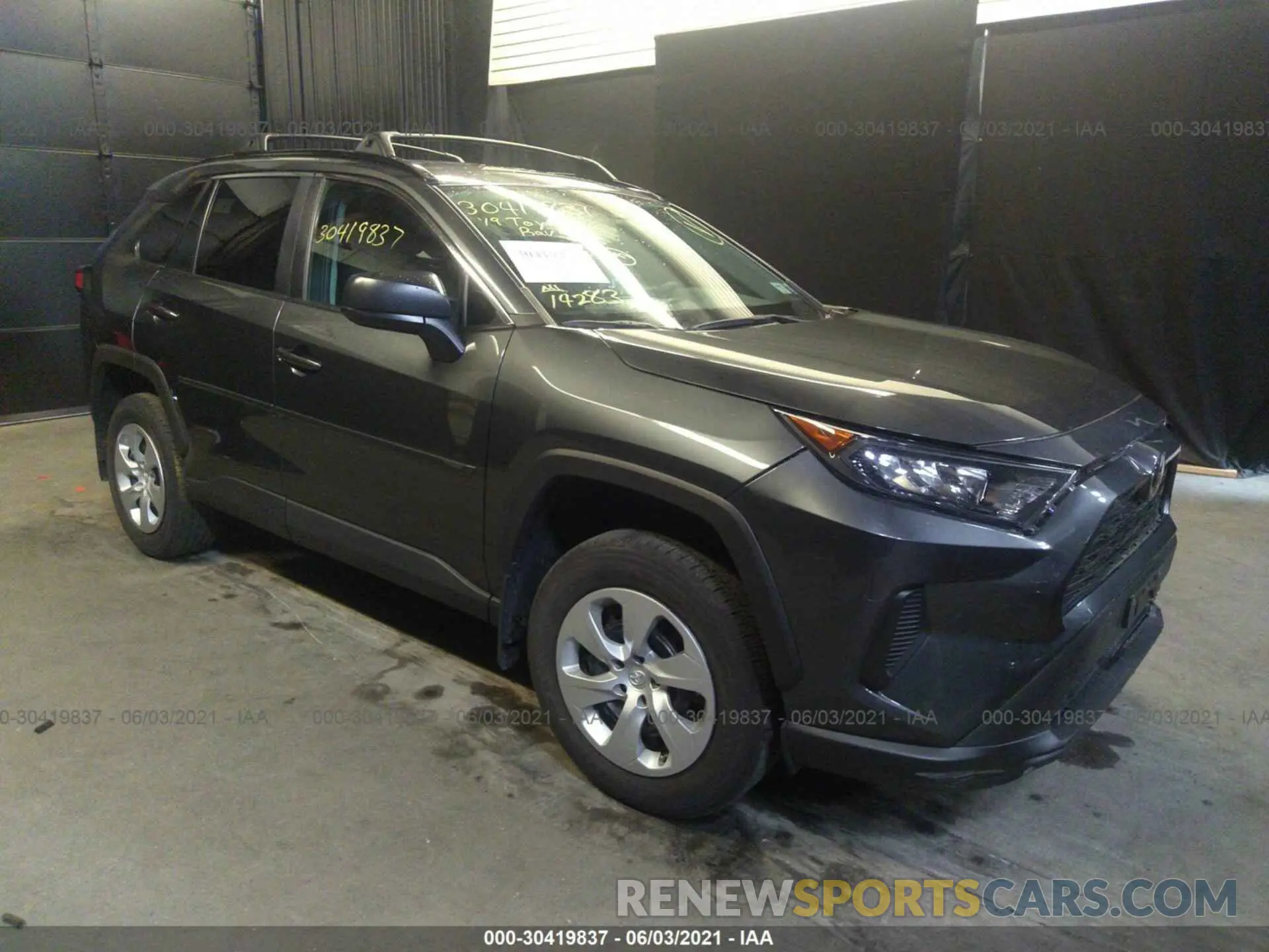 1 Photograph of a damaged car 2T3F1RFV5KC031128 TOYOTA RAV4 2019