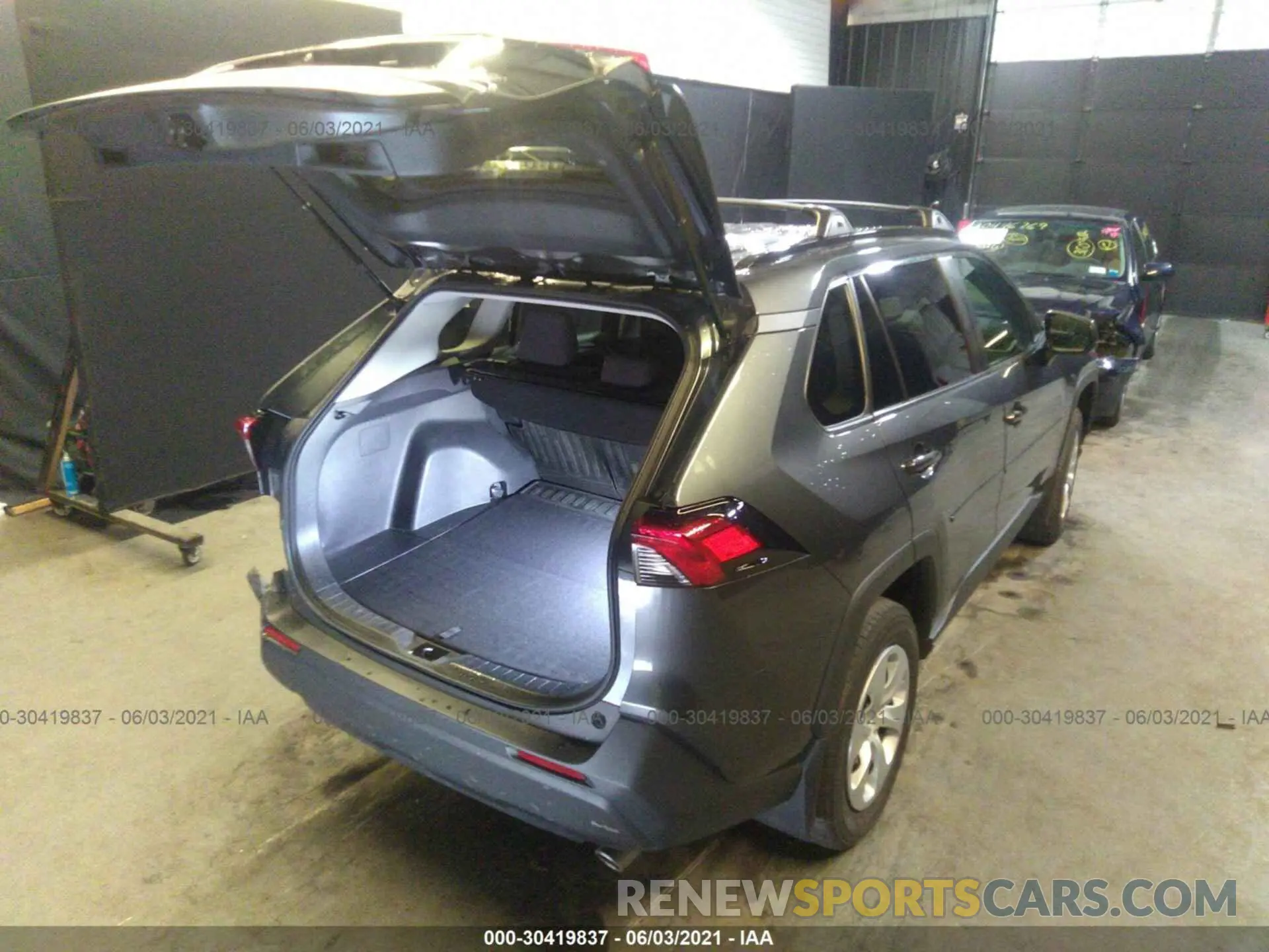 4 Photograph of a damaged car 2T3F1RFV5KC031128 TOYOTA RAV4 2019