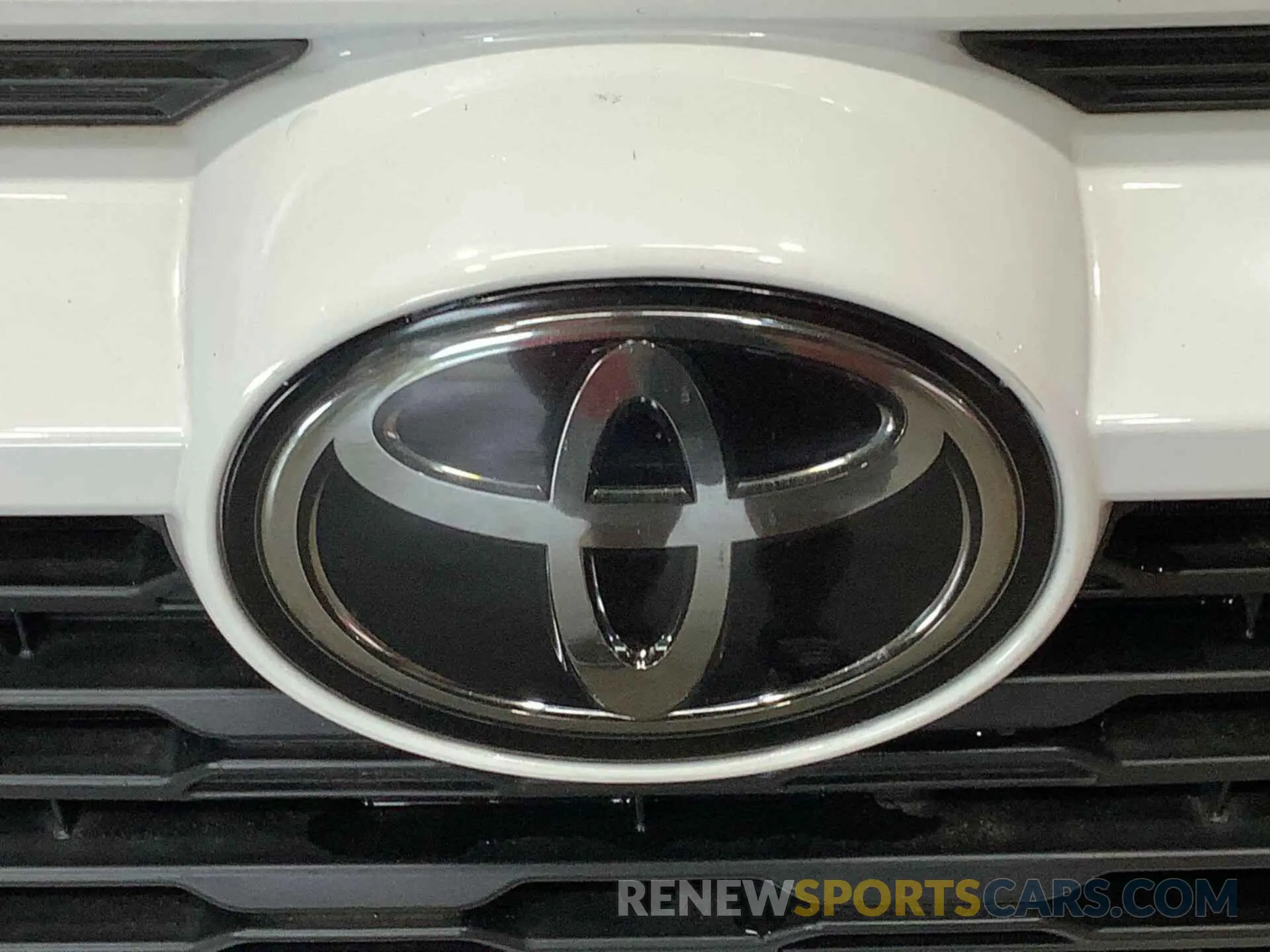 10 Photograph of a damaged car 2T3F1RFV5KC037351 TOYOTA RAV4 2019