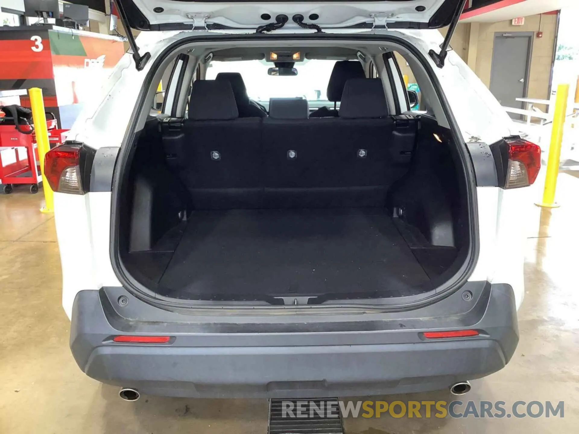 19 Photograph of a damaged car 2T3F1RFV5KC037351 TOYOTA RAV4 2019