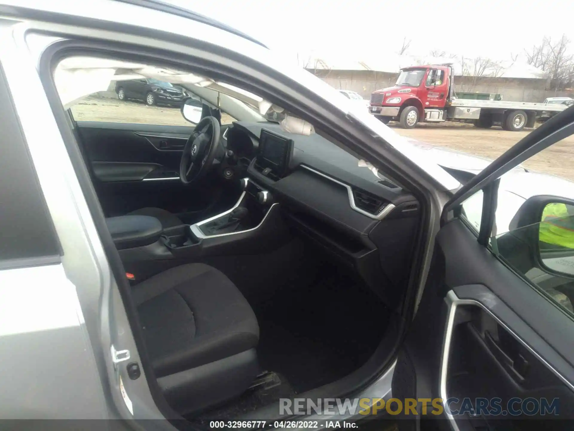 5 Photograph of a damaged car 2T3F1RFV5KW018409 TOYOTA RAV4 2019