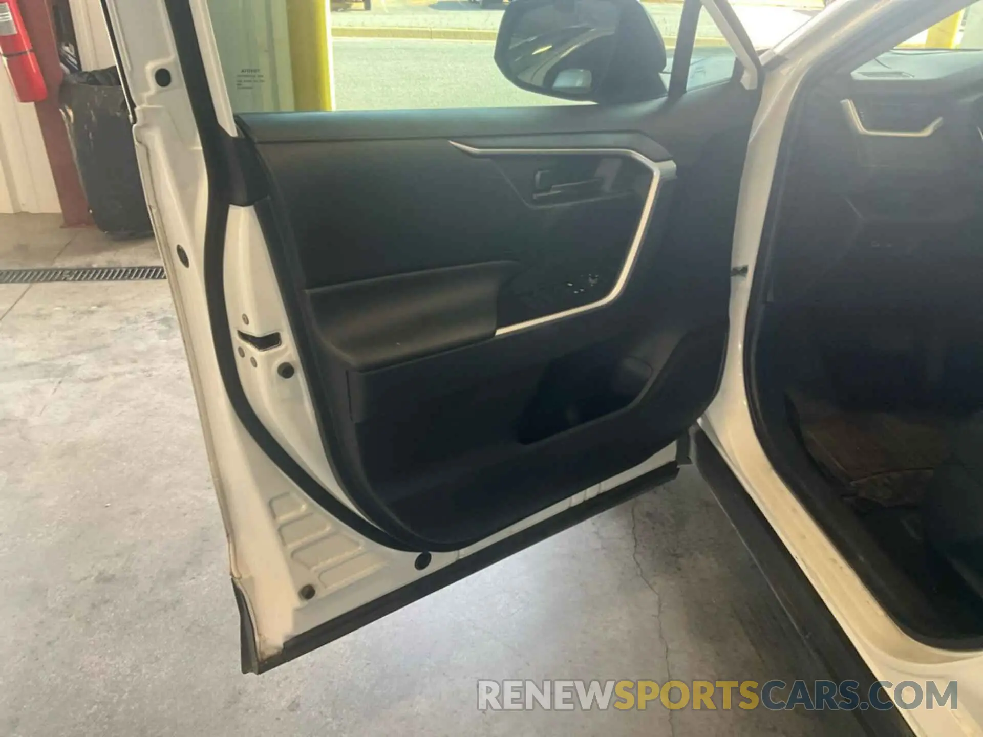 19 Photograph of a damaged car 2T3F1RFV6KC029615 TOYOTA RAV4 2019