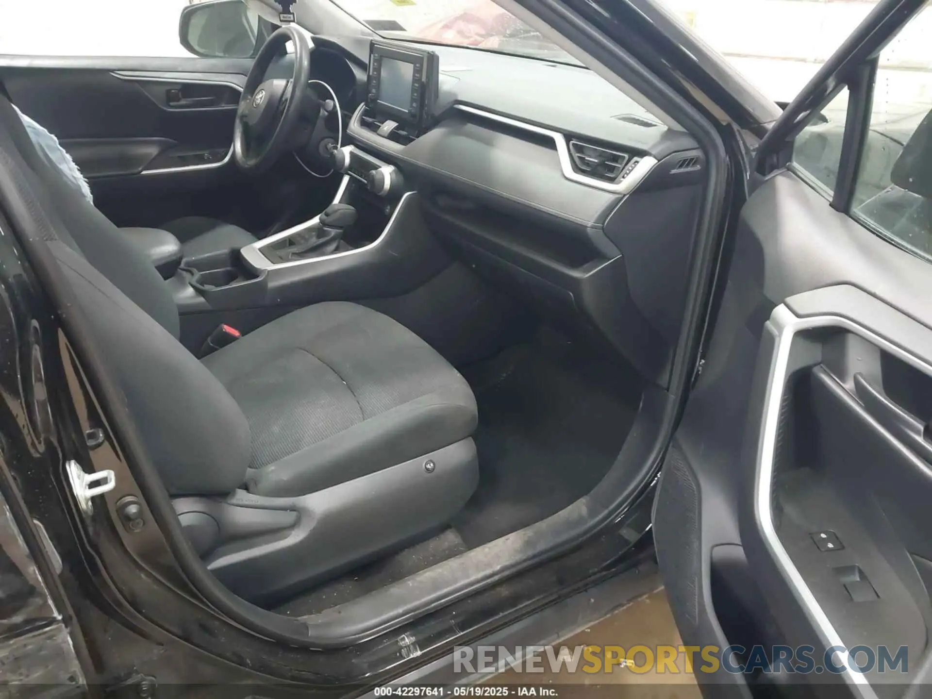 5 Photograph of a damaged car 2T3F1RFV7KW049905 TOYOTA RAV4 2019