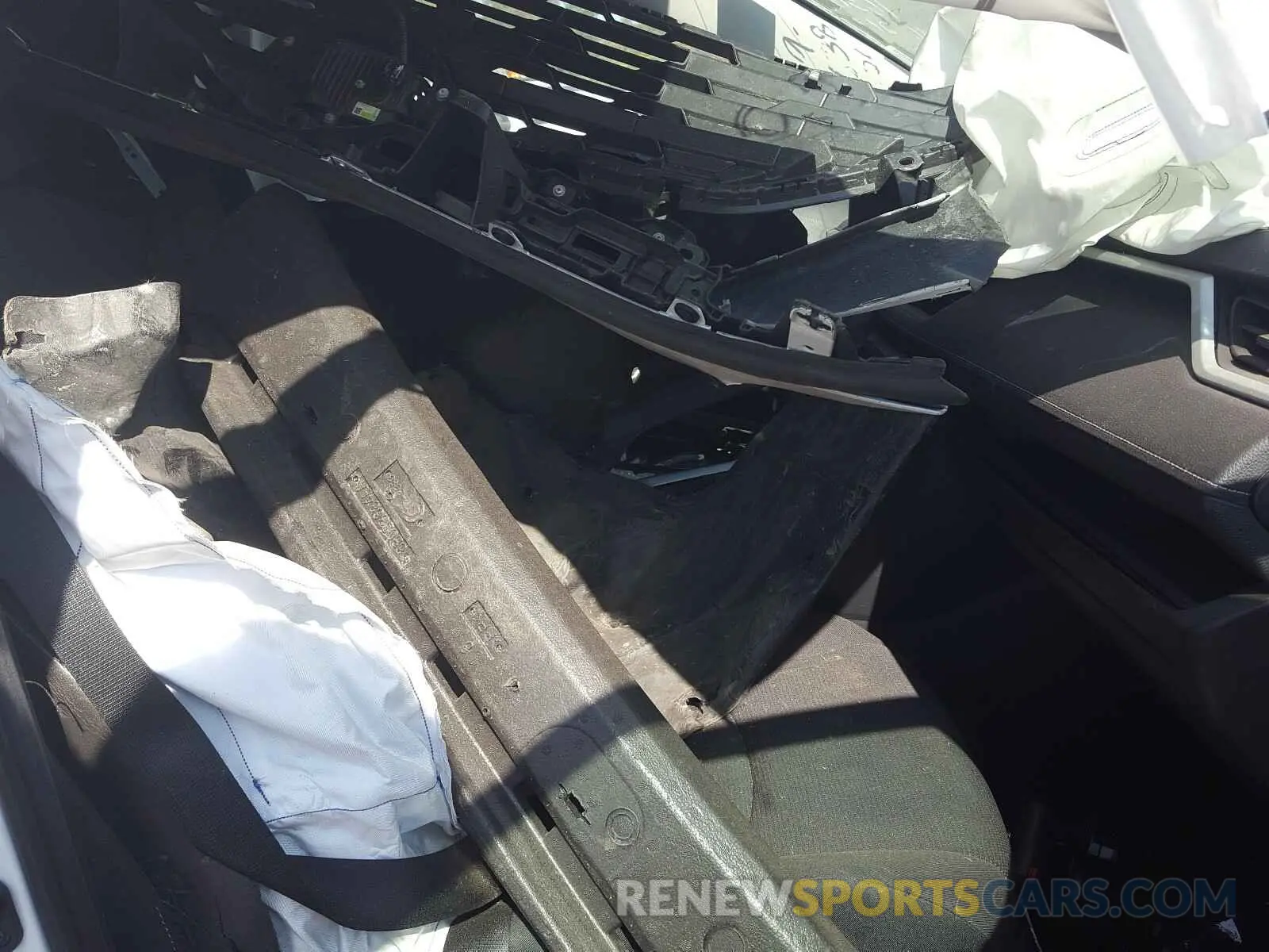 5 Photograph of a damaged car 2T3F1RFV8KW027105 TOYOTA RAV4 2019