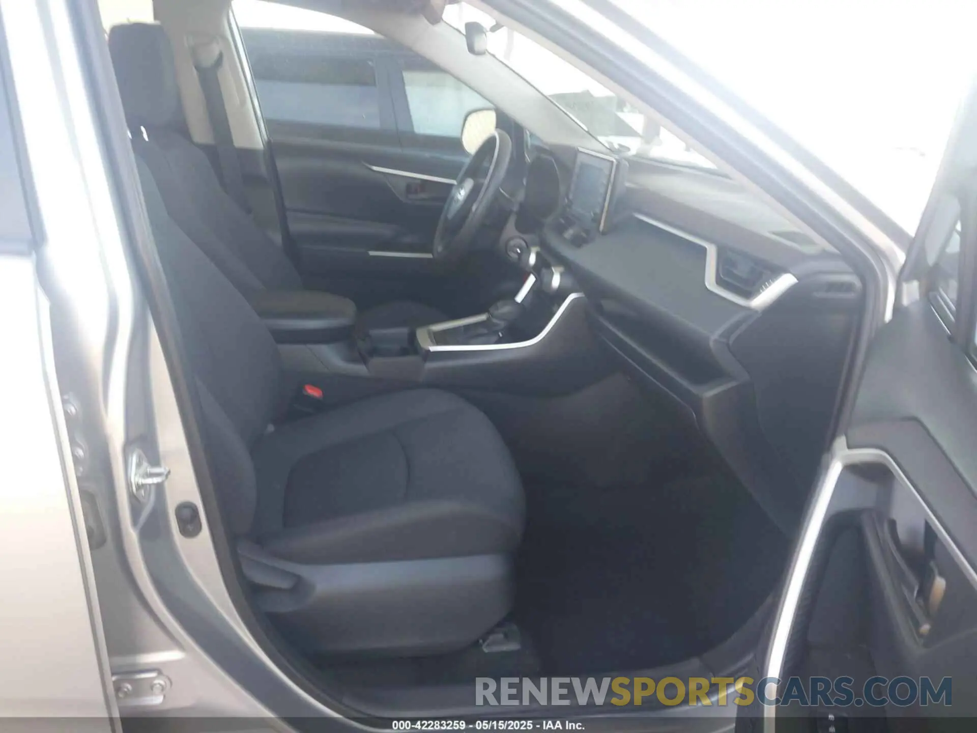 5 Photograph of a damaged car 2T3F1RFV9KW060016 TOYOTA RAV4 2019