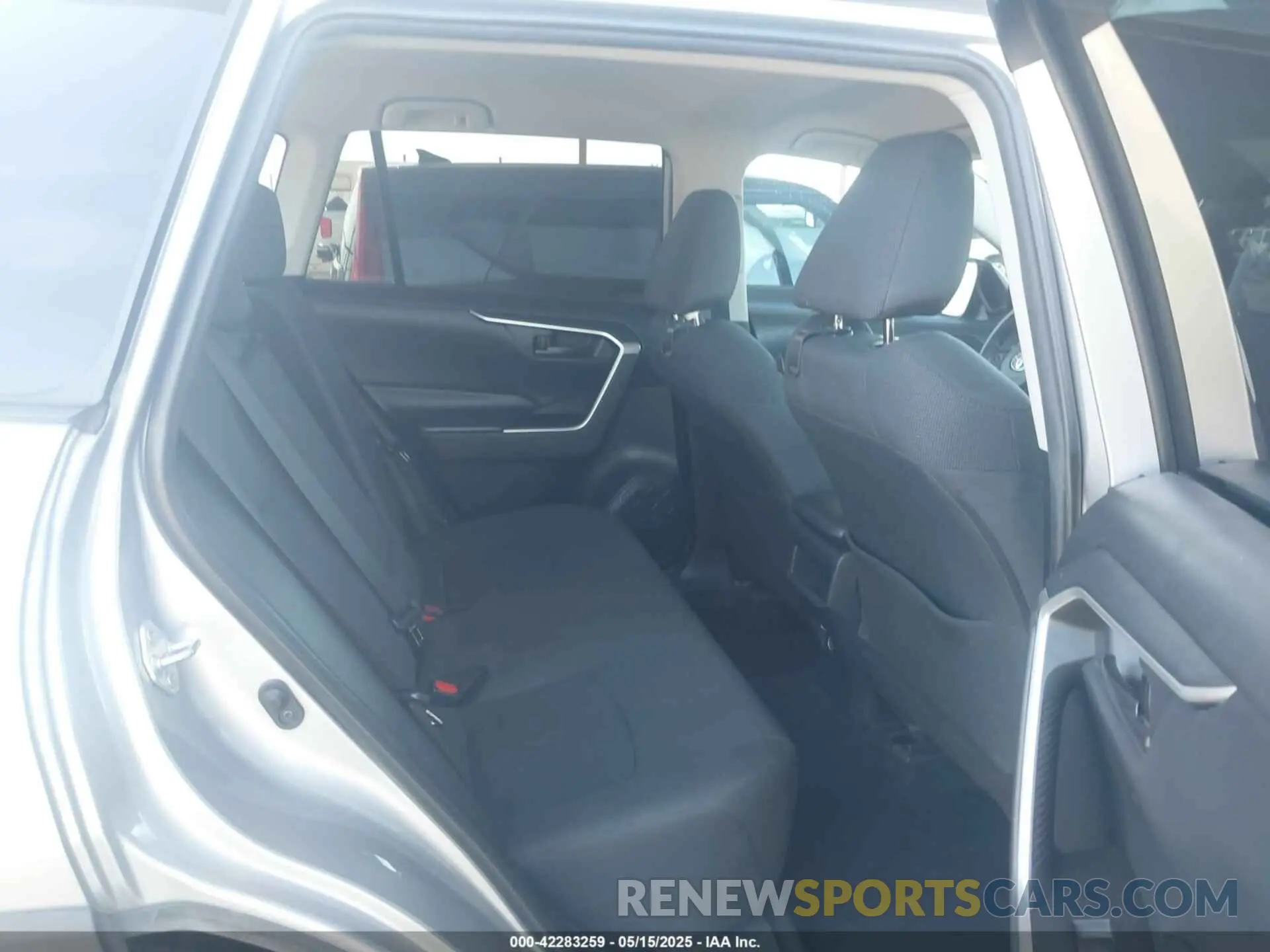 8 Photograph of a damaged car 2T3F1RFV9KW060016 TOYOTA RAV4 2019