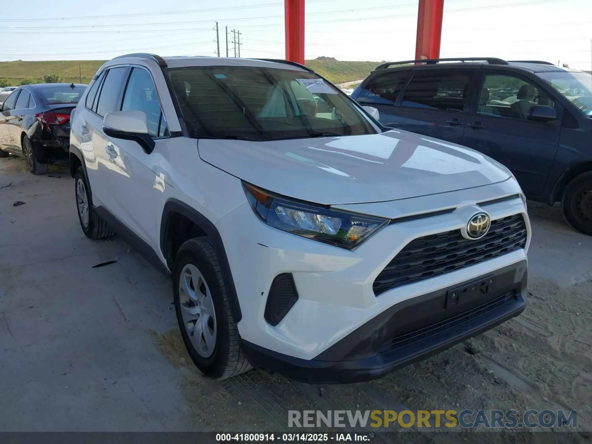 1 Photograph of a damaged car 2T3G1RFV0KW008617 TOYOTA RAV4 2019