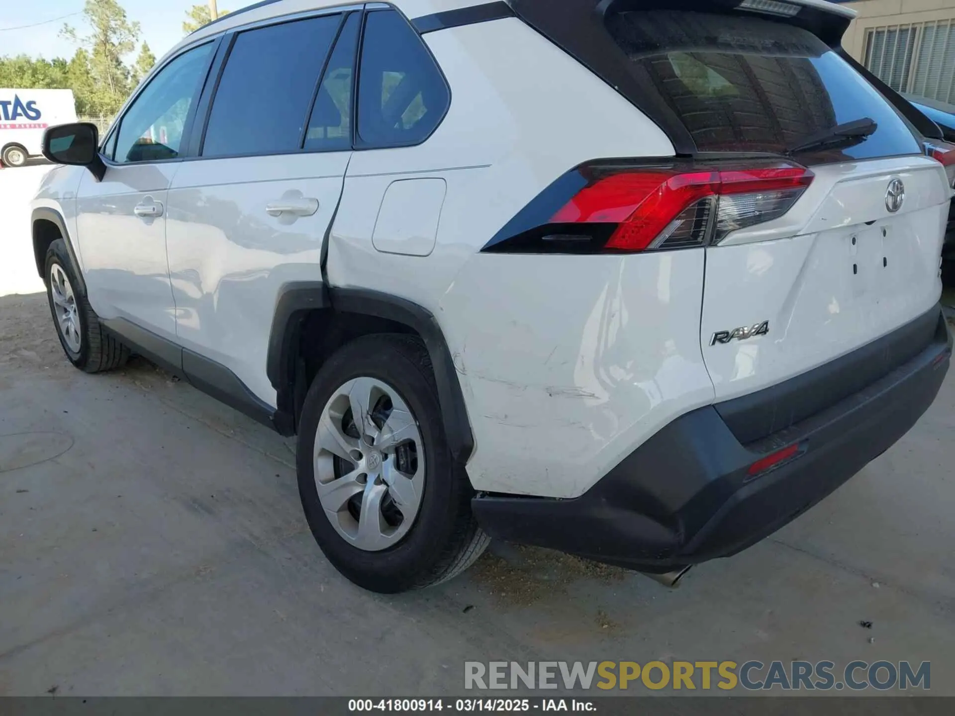 18 Photograph of a damaged car 2T3G1RFV0KW008617 TOYOTA RAV4 2019